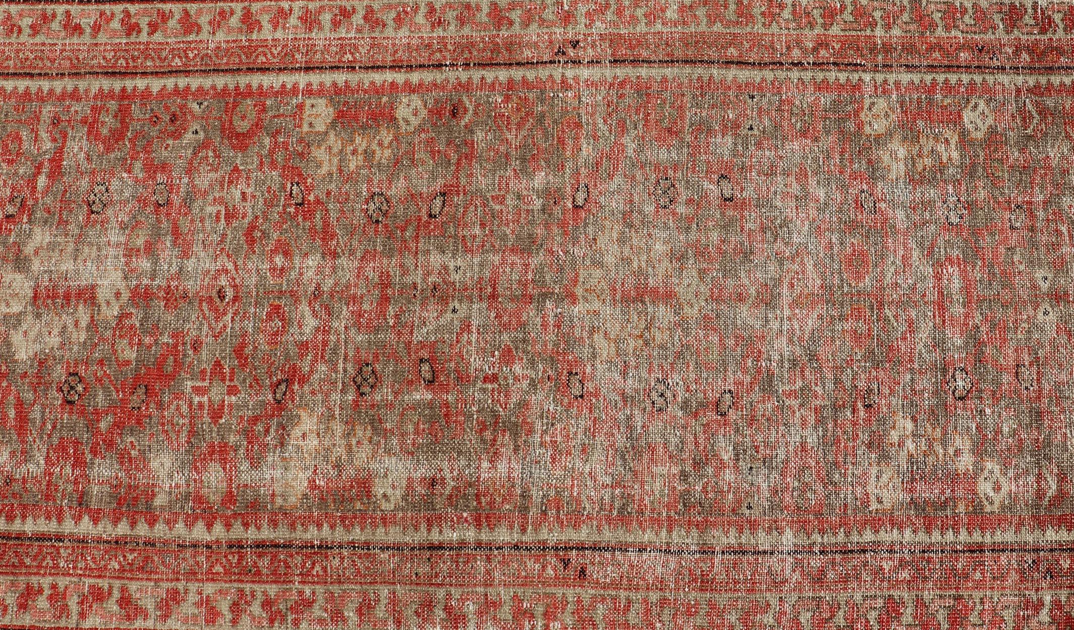 Antiker persischer Malayer Läufer in weichen Rot- und Elfenbeintönen 3'4 x 21'8 (Handgeknüpft) im Angebot
