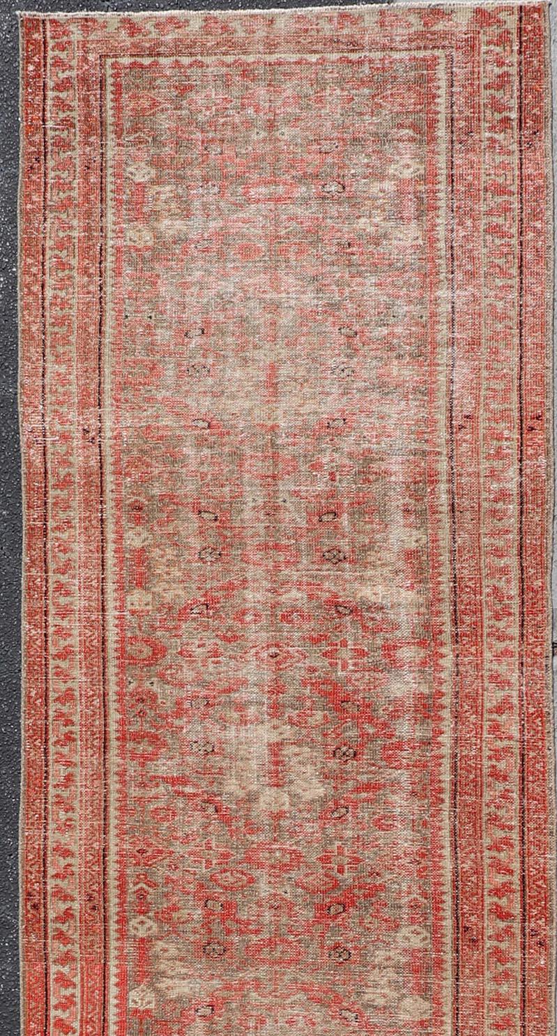 Antiker persischer Malayer Läufer in weichen Rot- und Elfenbeintönen 3'4 x 21'8 im Zustand „Gut“ im Angebot in Atlanta, GA