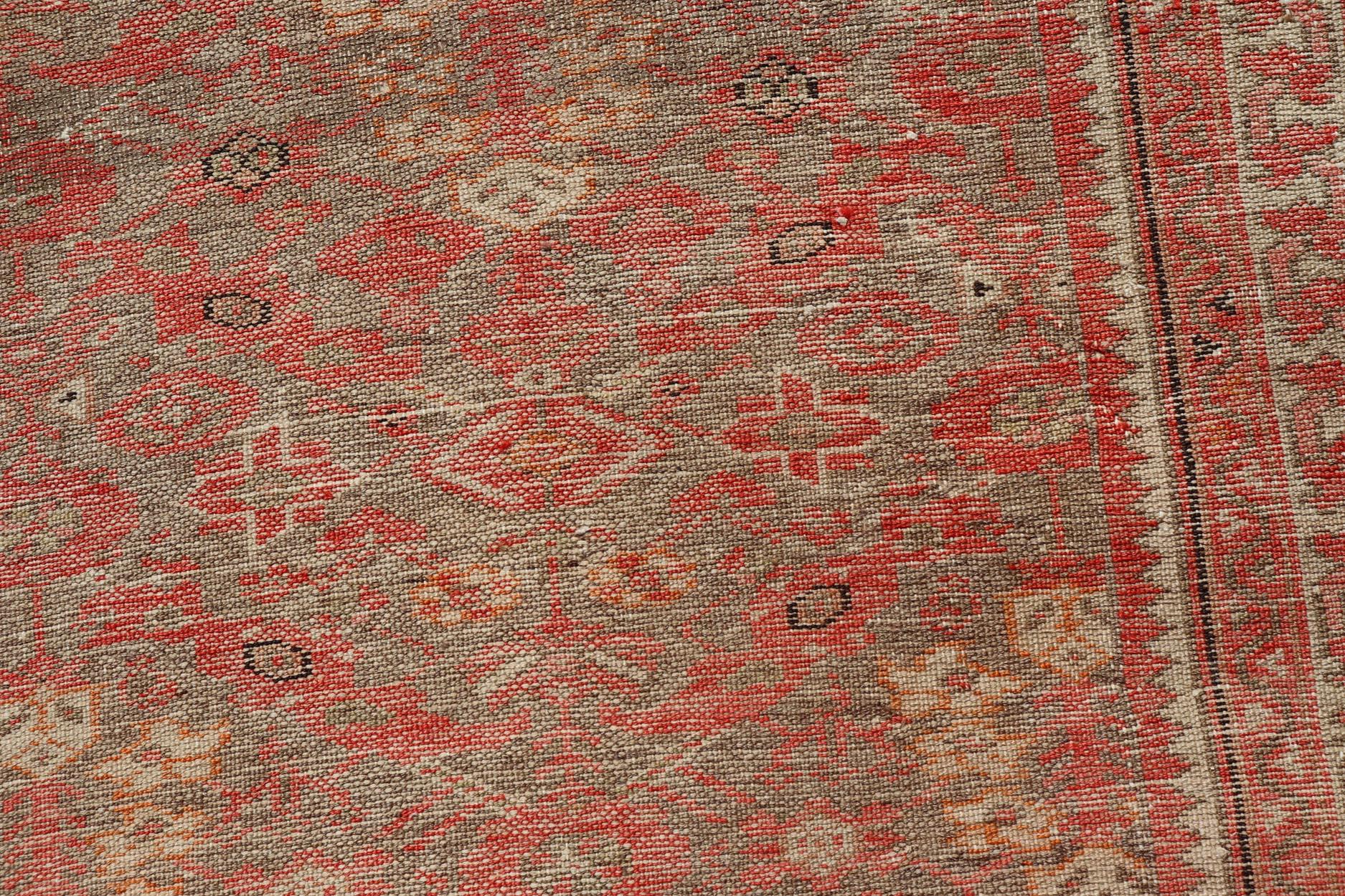 Antiker persischer Malayer Läufer in weichen Rot- und Elfenbeintönen 3'4 x 21'8 im Angebot 1