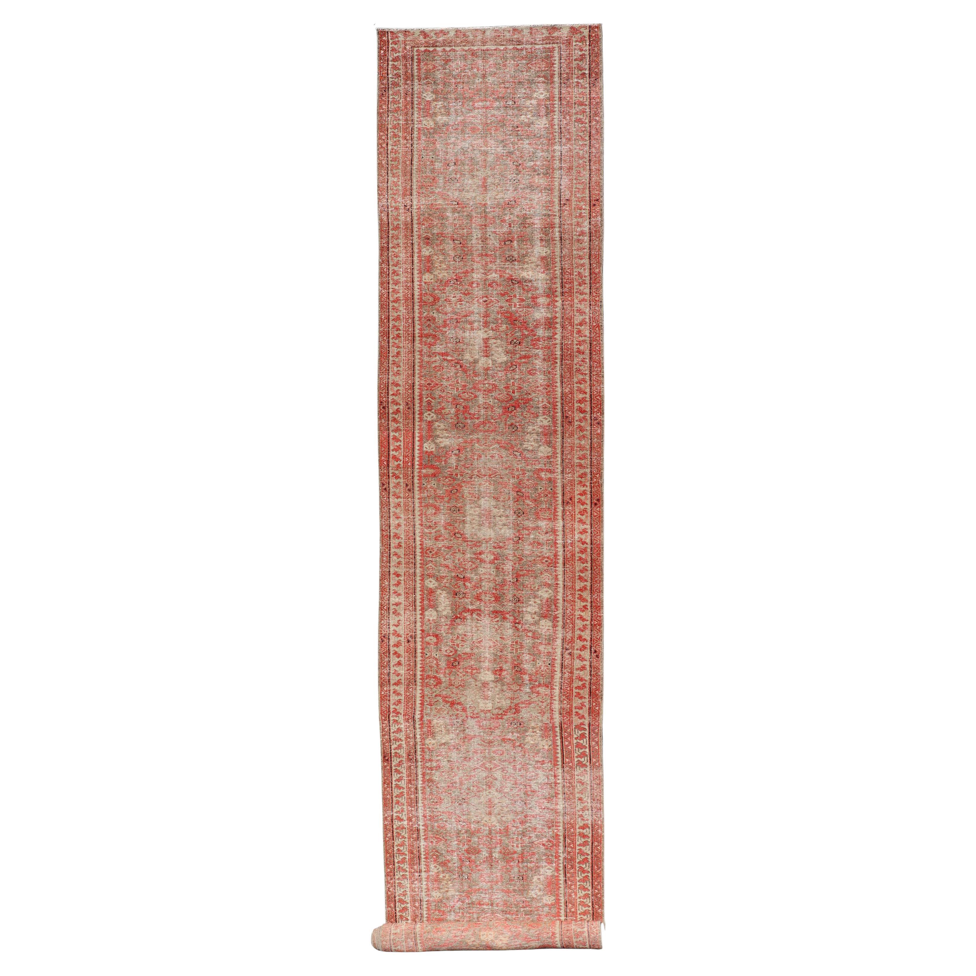 Antiker persischer Malayer Läufer in weichen Rot- und Elfenbeintönen 3'4 x 21'8 im Angebot