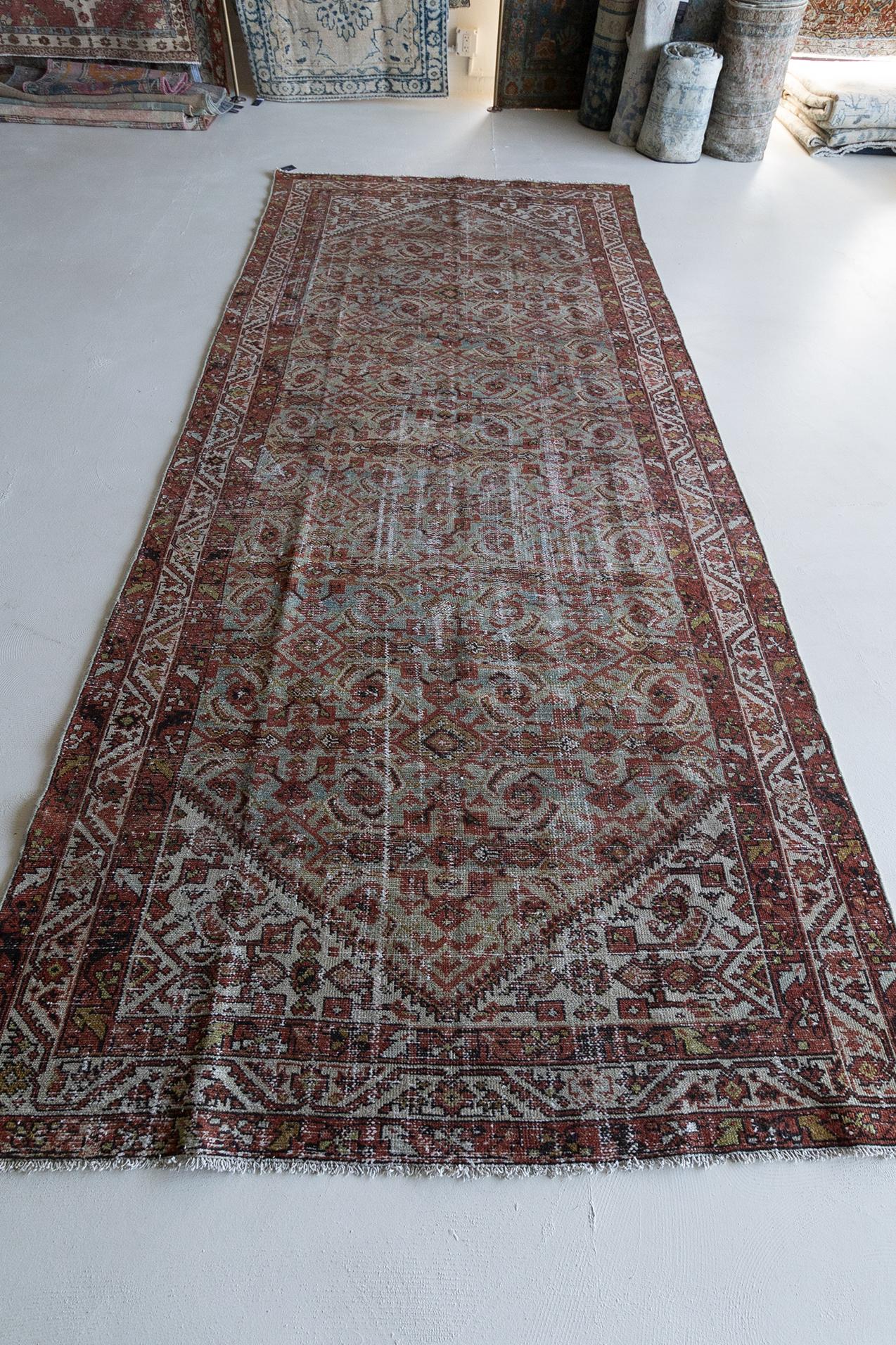 Âge : Circa 1920

Couleurs : Prune persane, noir et épice sur fond bleu. 

Pile : faible.

MATERIAL : Laine sur coton.

Notes d'usure : 3

Guide de l'usure :
Les tapis vintage et antiques sont, par Nature, des tapis d'occasion et peuvent
