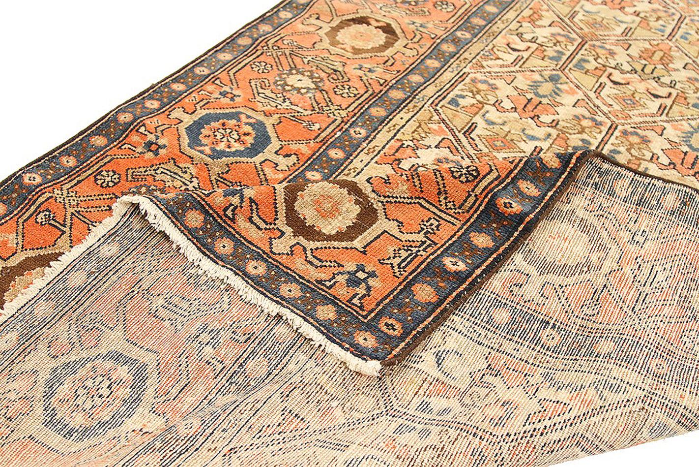 Tissé à la main Tapis de couloir persan ancien Malayer avec médaillons à fleurs beiges et orange en vente