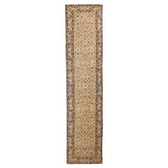 Tapis de course persan antique Malayer avec détails botaniques noirs et blancs