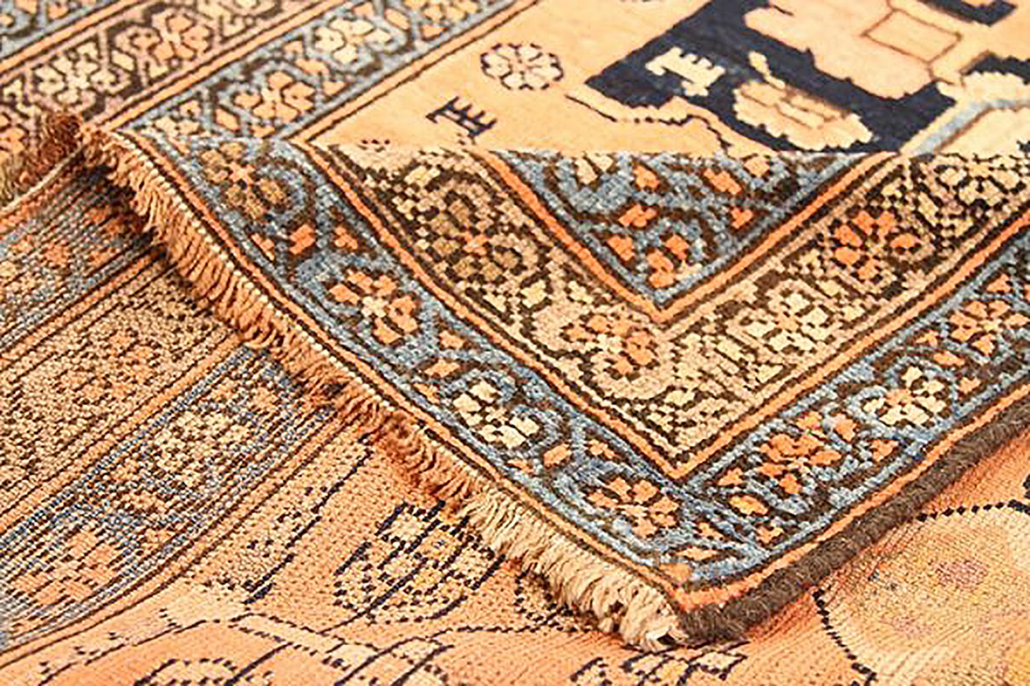 Antiker persischer Malayer-Läufer mit floralen Details in Schwarz und Beige (Persisch) im Angebot
