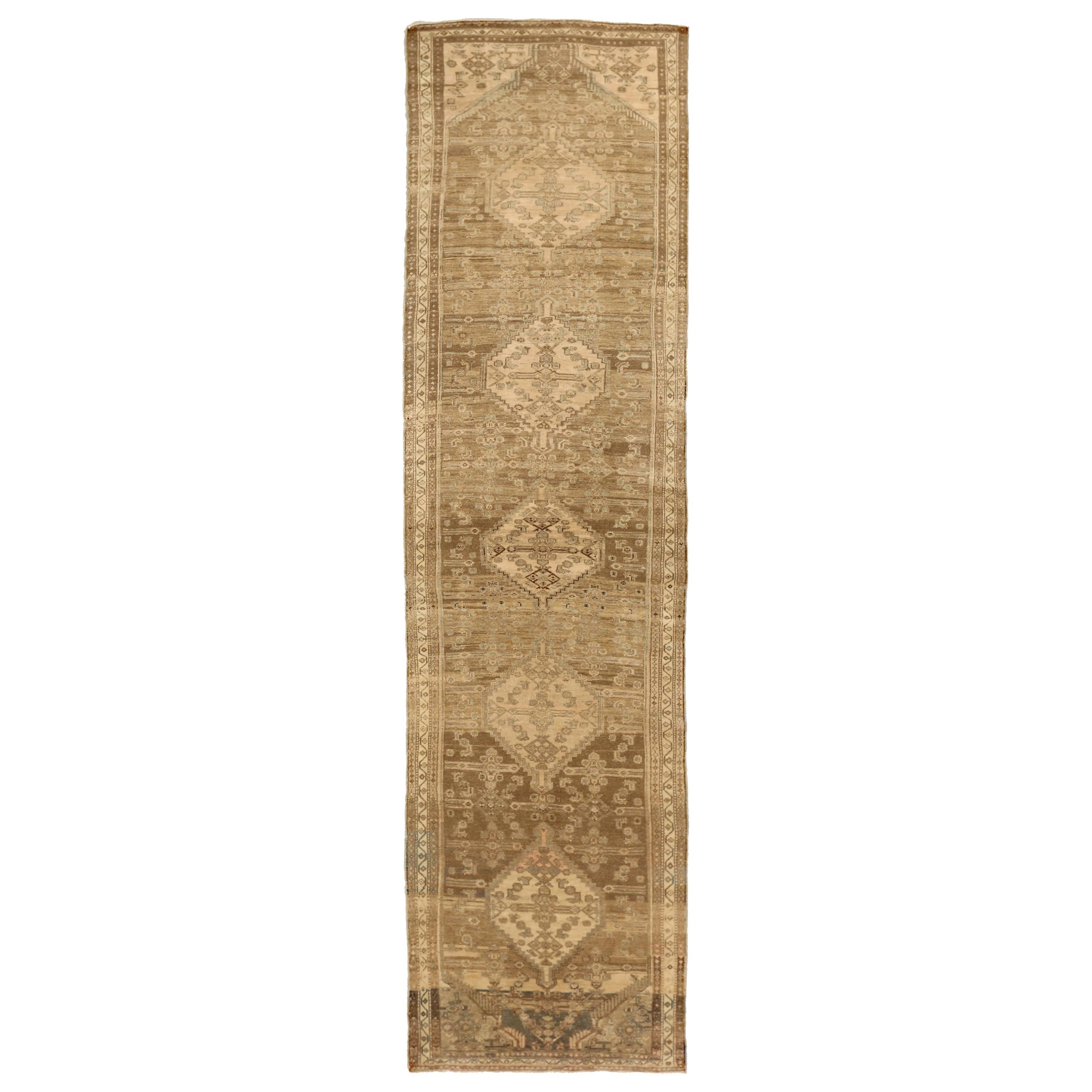 Tapis de course persan antique Malayer avec détails géométriques bruns et beiges