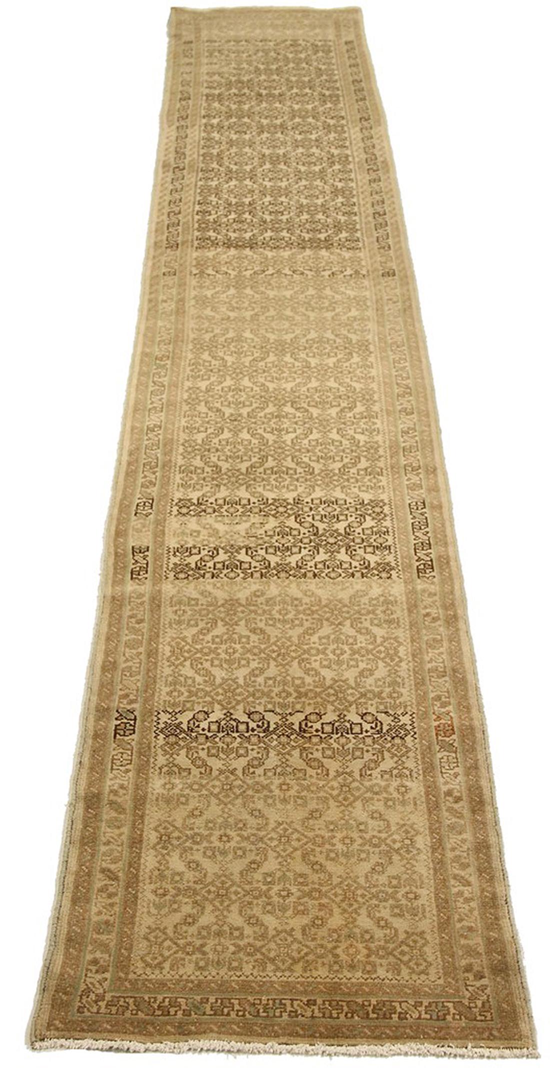 Tapis de course persan ancien tissé à la main à partir de la laine de mouton la plus fine et coloré avec des teintures végétales entièrement naturelles, sans danger pour les humains et les animaux domestiques. Il s'agit d'un motif traditionnel