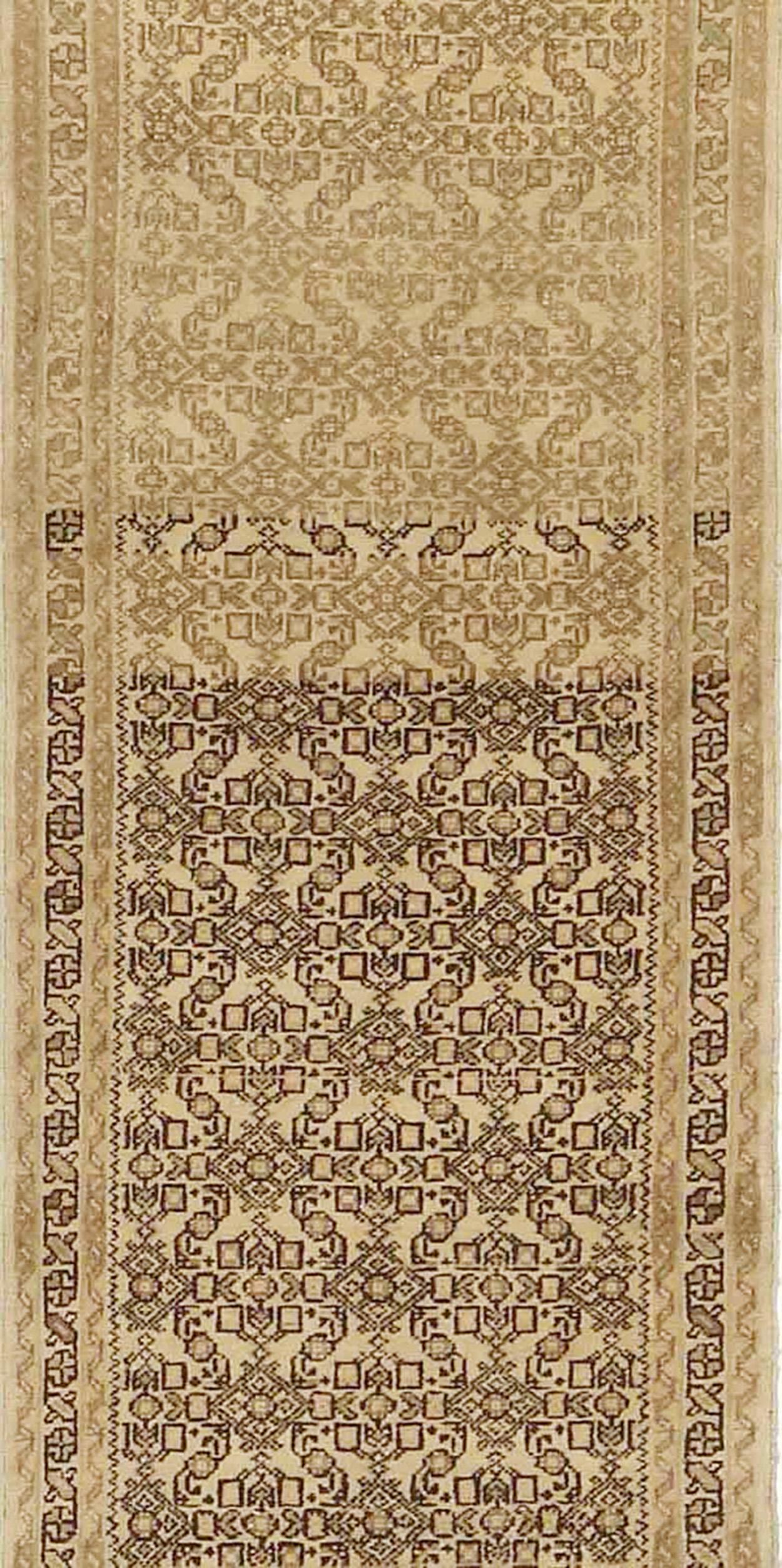 Perse Tapis de course persan antique Malayer avec détails géométriques bruns en vente