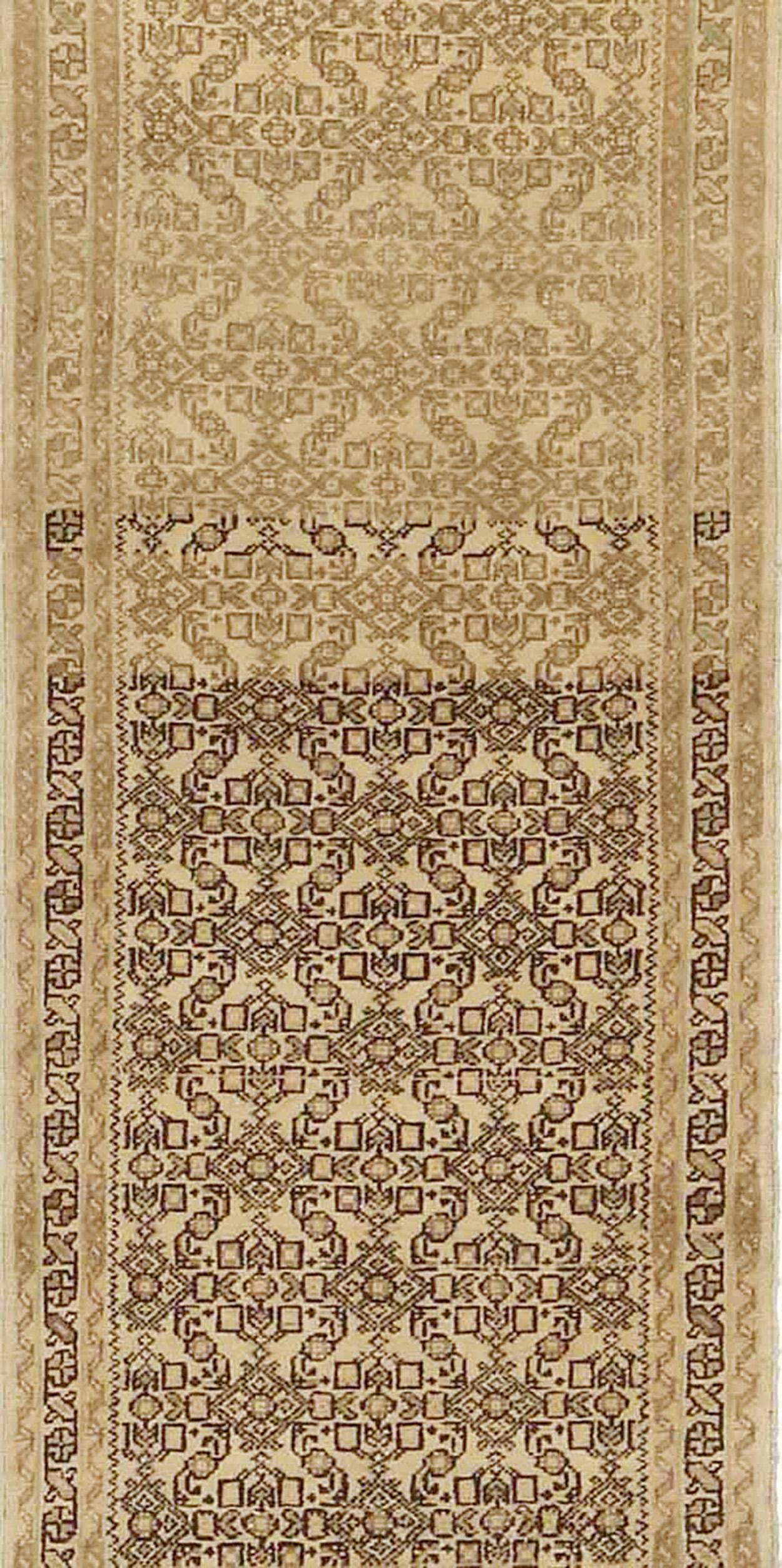 Antiker persischer Malayer-Teppich mit braunen geometrischen Details (Persisch) im Angebot
