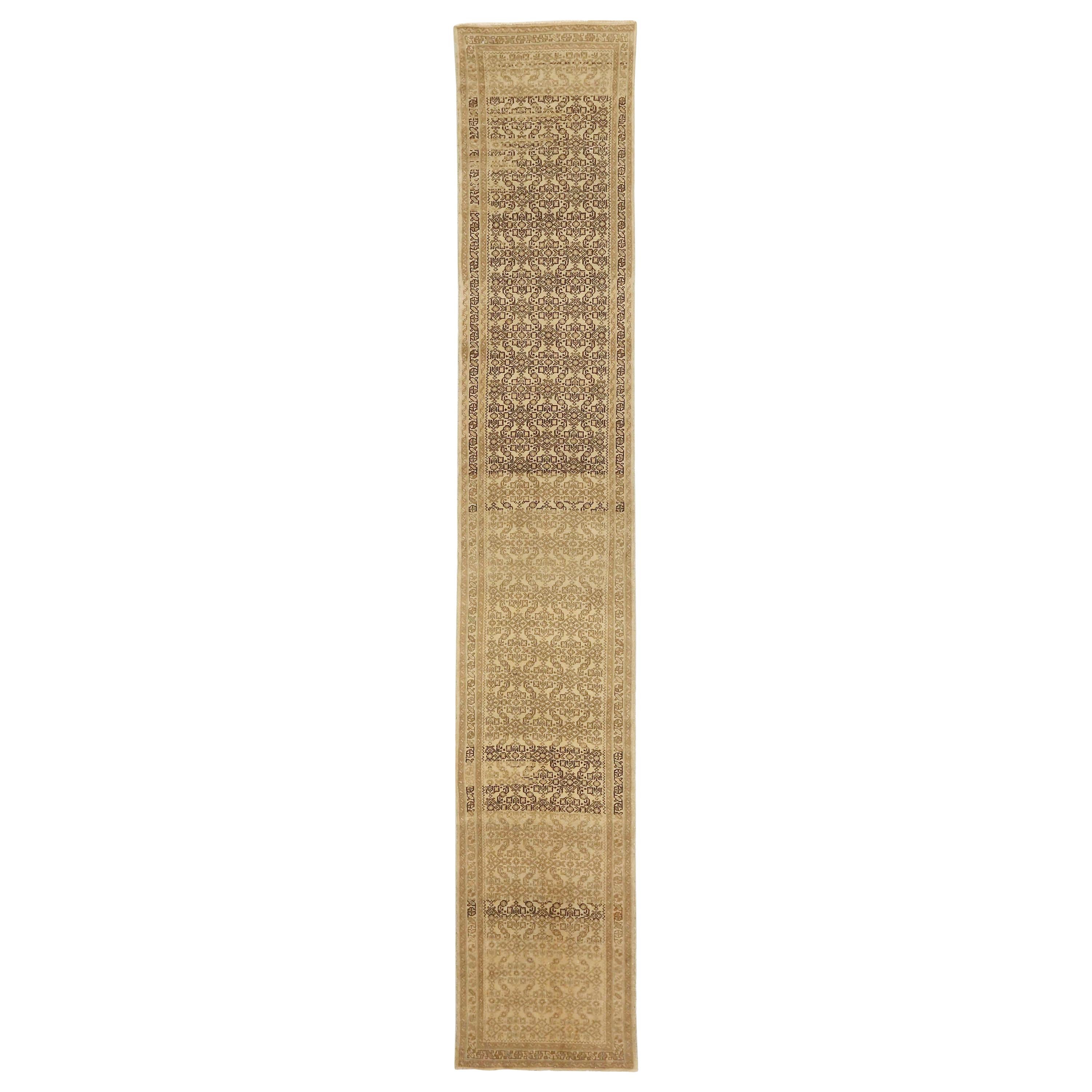 Tapis de course persan antique Malayer avec détails géométriques bruns en vente