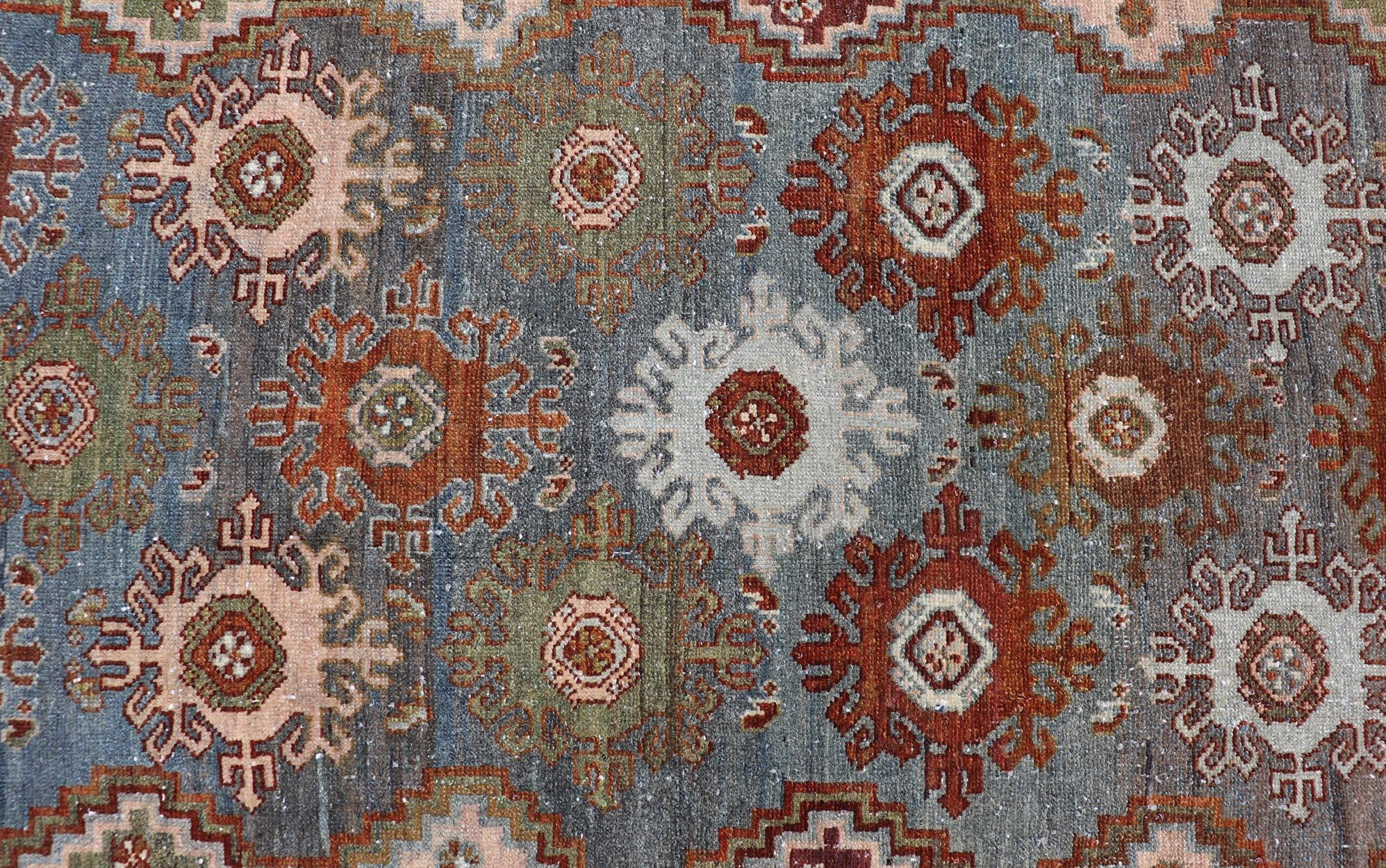 Mesures : 3'10 x 16'7 
Ancien tapis persan Malayer à motifs floraux et géométriques 3'10 x 16'7. Keivan Woven Arts/ tapis/ EMB-22259, pays d'origine / type : Iran / Malayer, circa 1910. 

Le chemin de table présente une série de médaillons élaborés