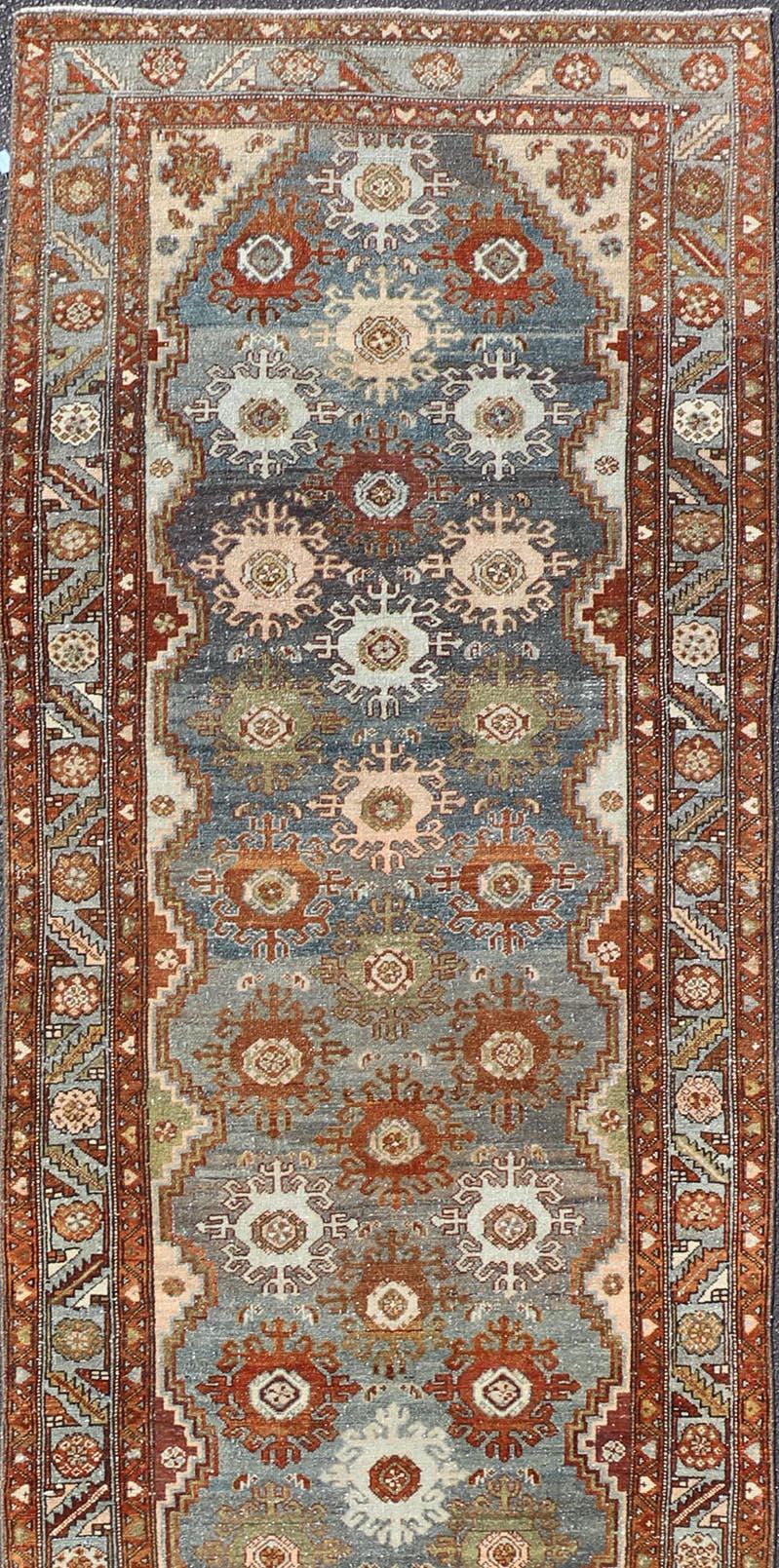 Perse Ancien tapis de course persan Malayer avec motifs floraux et géométriques 3'10 x 16'7 en vente