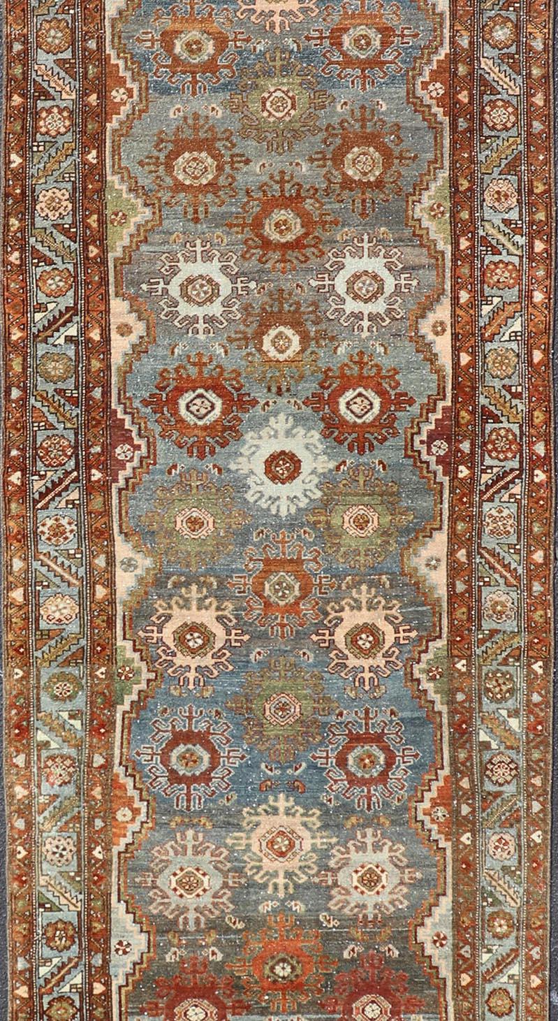 Noué à la main Ancien tapis de course persan Malayer avec motifs floraux et géométriques 3'10 x 16'7 en vente