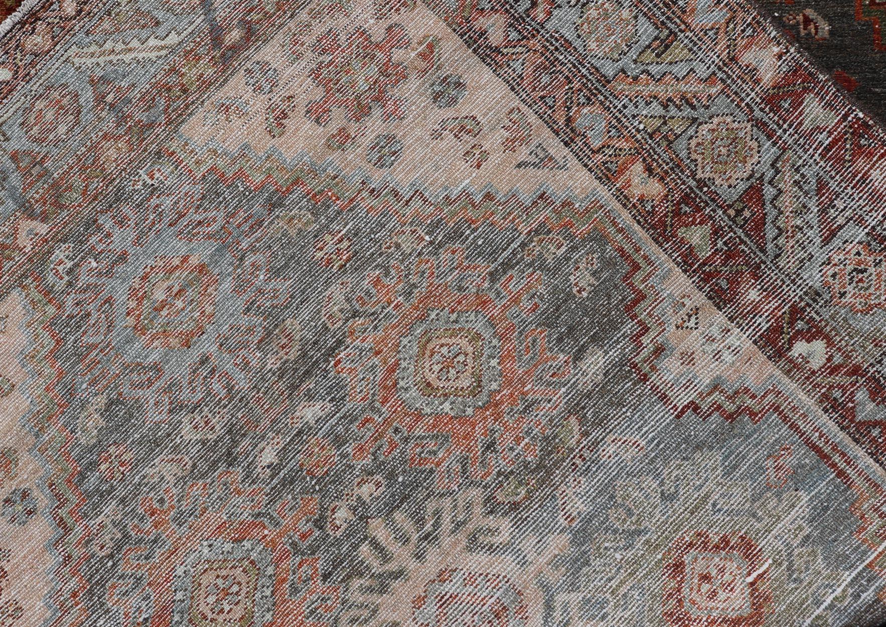 20ième siècle Ancien tapis de course persan Malayer avec motifs floraux et géométriques 3'10 x 16'7 en vente