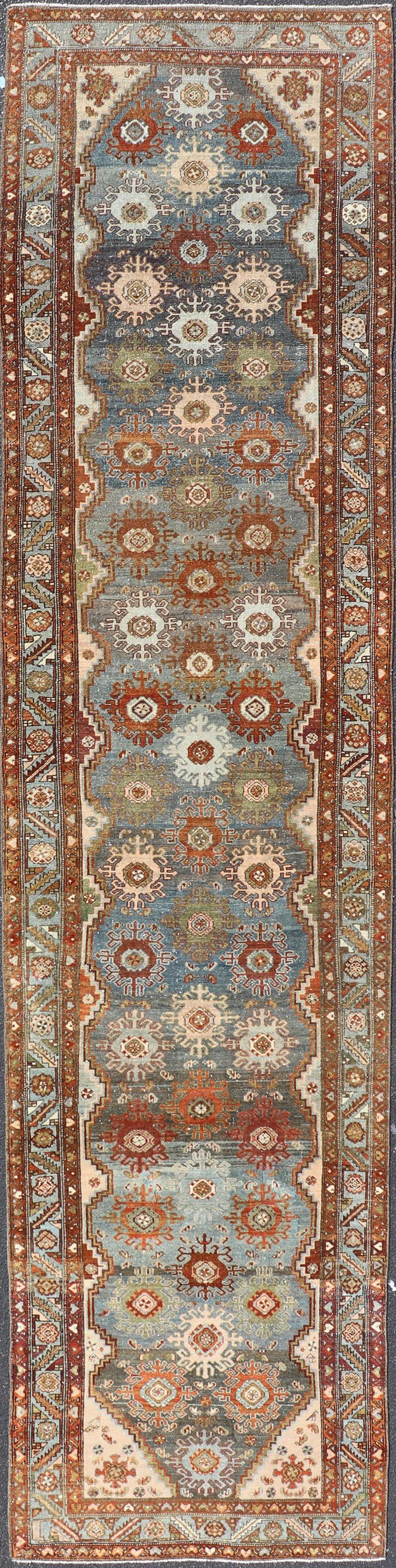 Ancien tapis de course persan Malayer avec motifs floraux et géométriques 3'10 x 16'7 en vente