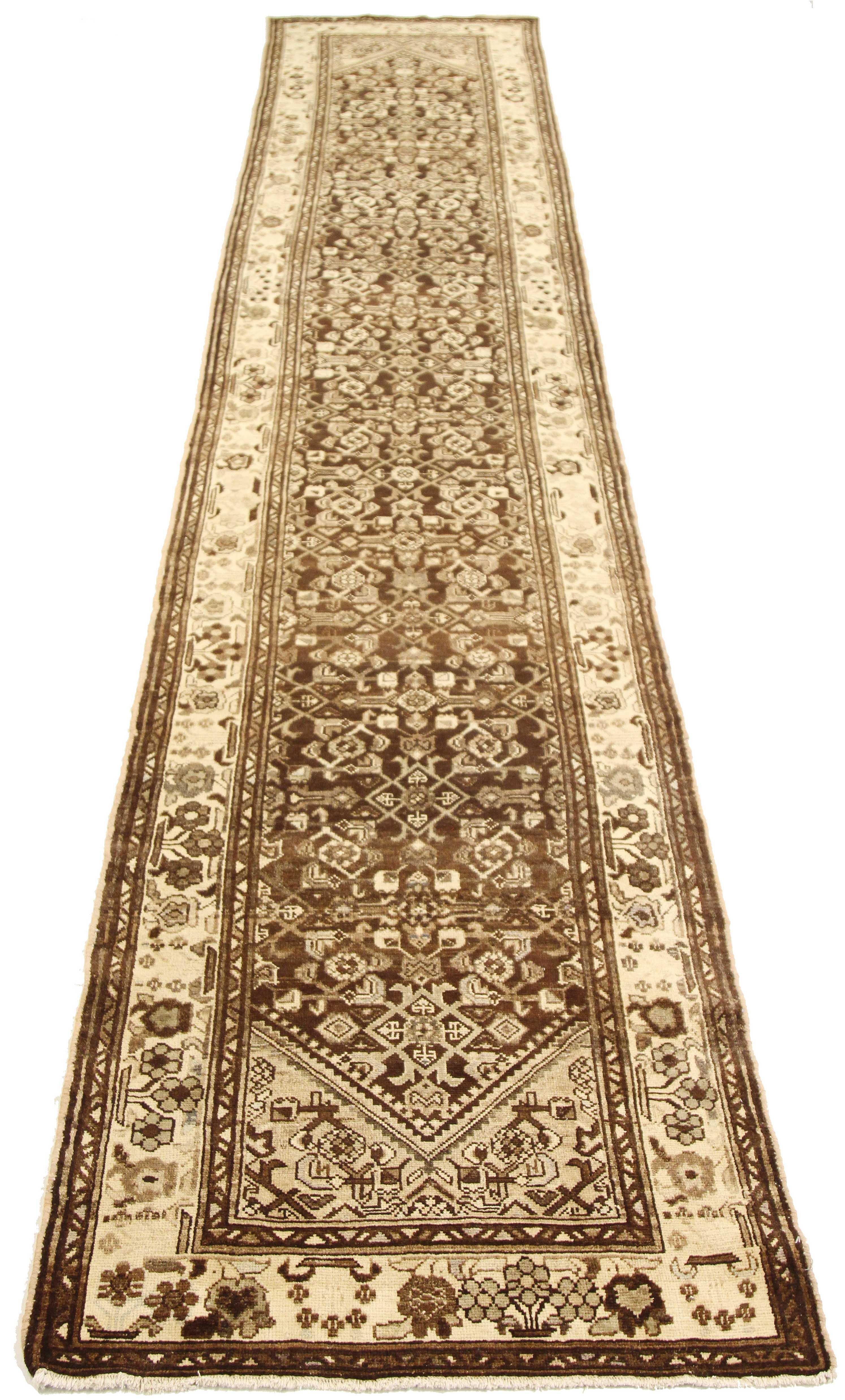 Antiker persischer Läufer, handgewebt aus feinster Schafswolle und gefärbt mit natürlichen Pflanzenfarben, die für Menschen und Haustiere unbedenklich sind. Es ist ein traditionelles Malayer-Muster mit elfenbeinfarbenen Blumendetails auf einem