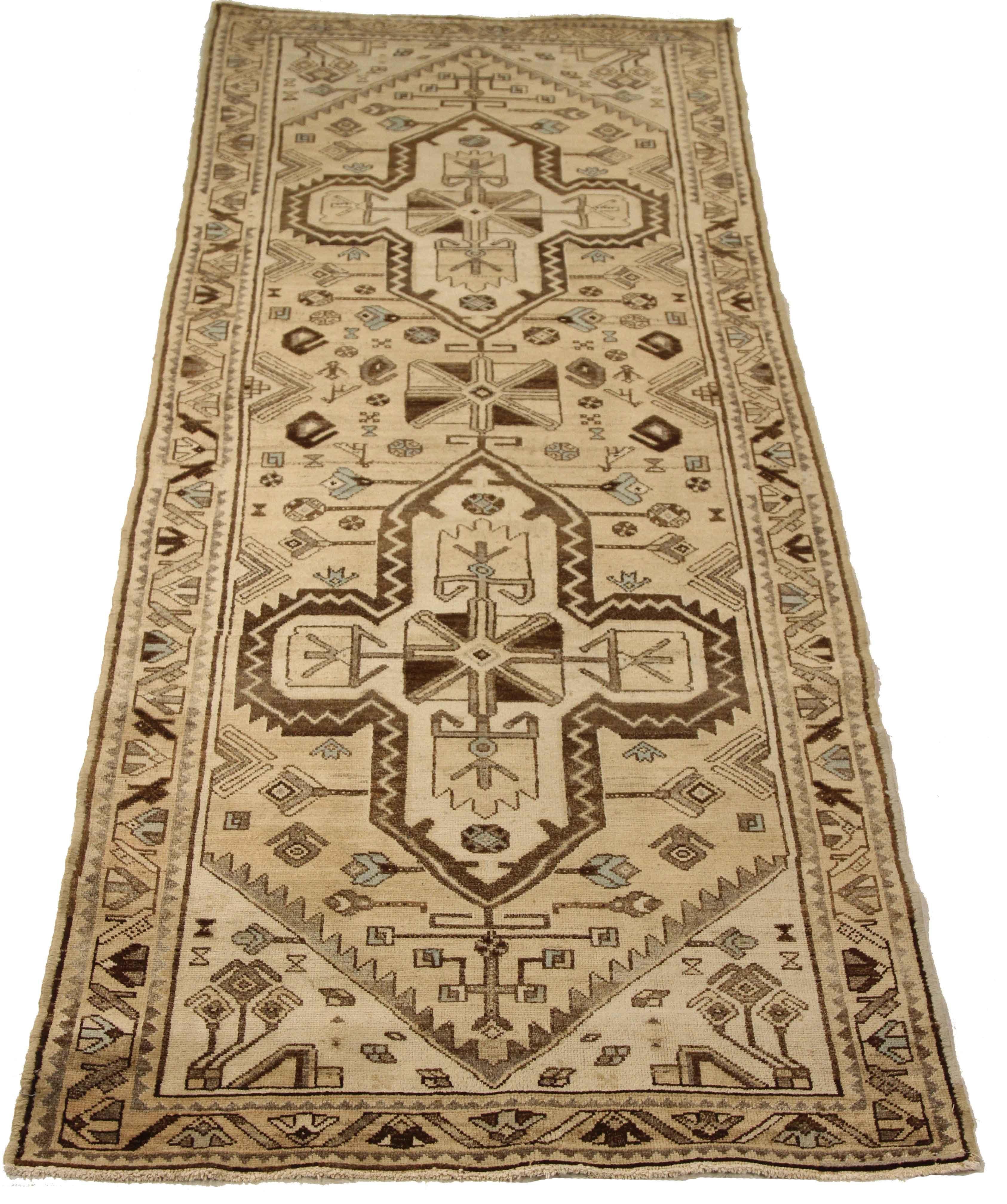 Tapis de course persan ancien tissé à la main à partir de la meilleure laine de mouton. Il est coloré avec des colorants végétaux entièrement naturels, sans danger pour les humains et les animaux de compagnie. Il s'agit d'un motif traditionnel