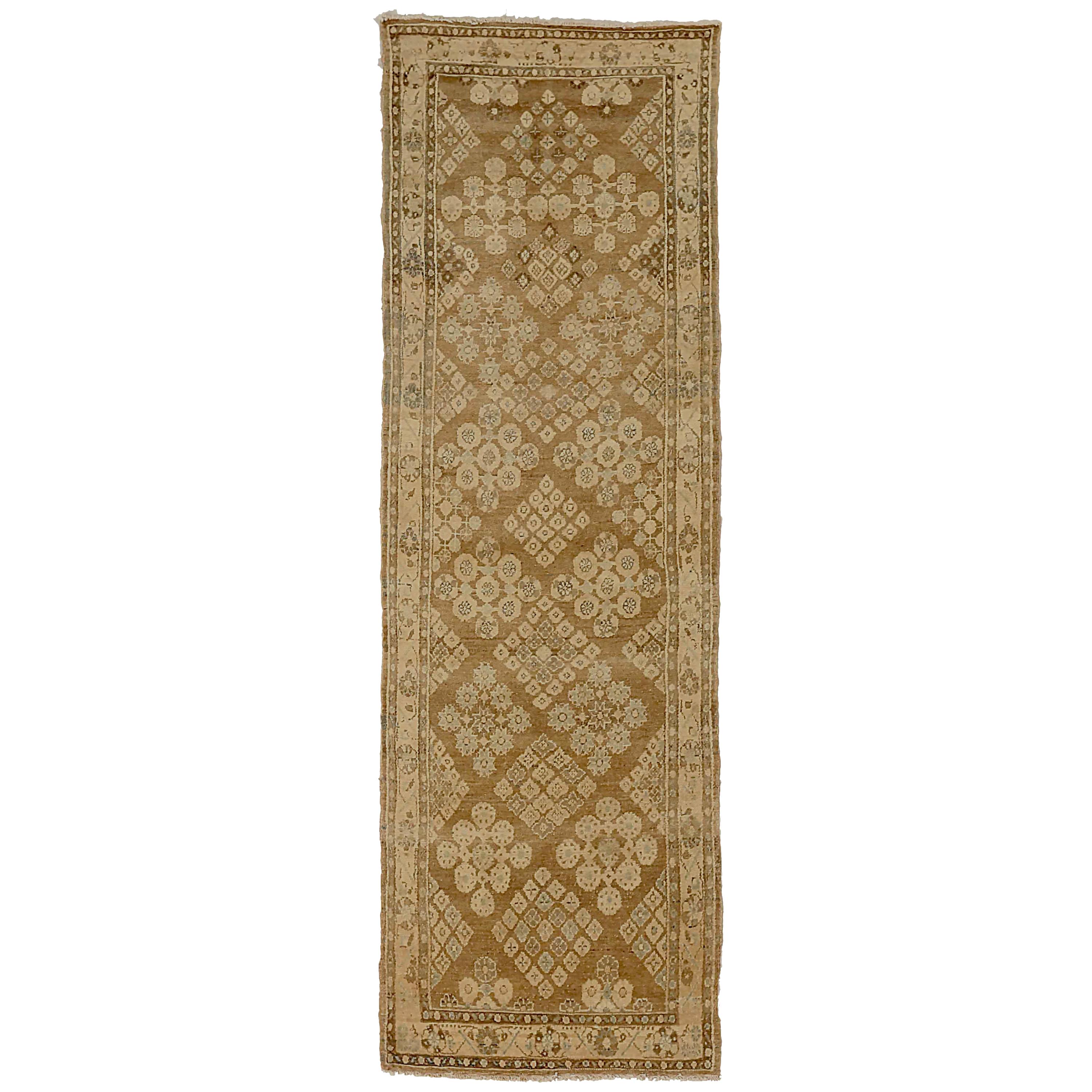 Tapis de couloir persan ancien Malayer avec détails floraux sur fond brun