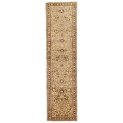 Tapis de couloir persan ancien Malayer avec détails floraux sur fond ivoire