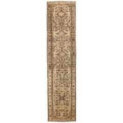 Tapis de couloir persan ancien Malayer avec détails floraux sur fond ivoire