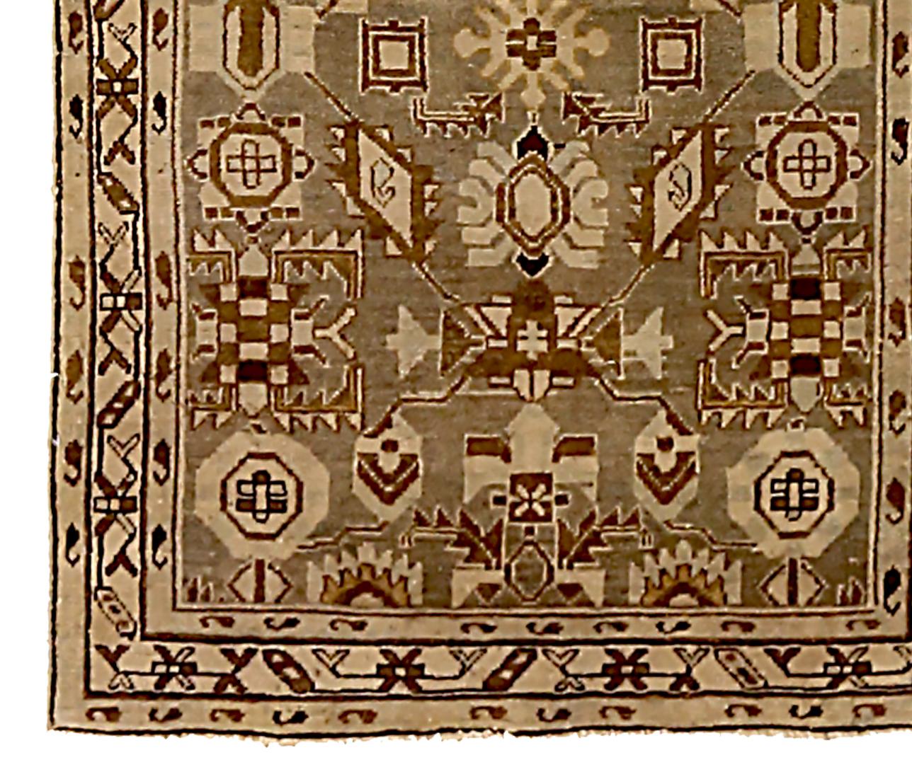 Antiker persischer Malayer-Läufer mit geometrischem Muster in elfenbeinfarbenem Feld (Persisch) im Angebot