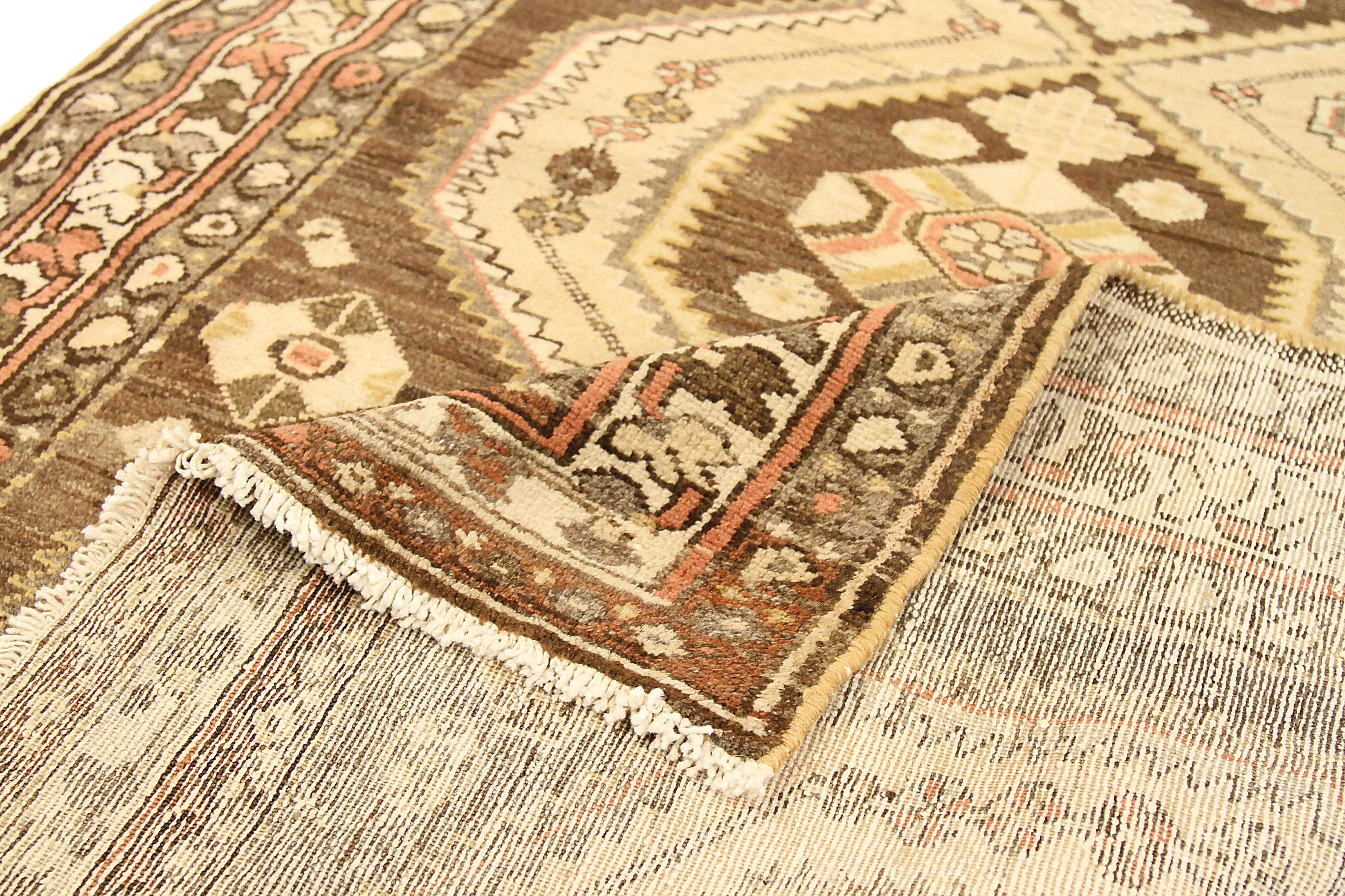 Tissé à la main Tapis persan ancien Malayer à motifs géométriques dans un champ brun en vente
