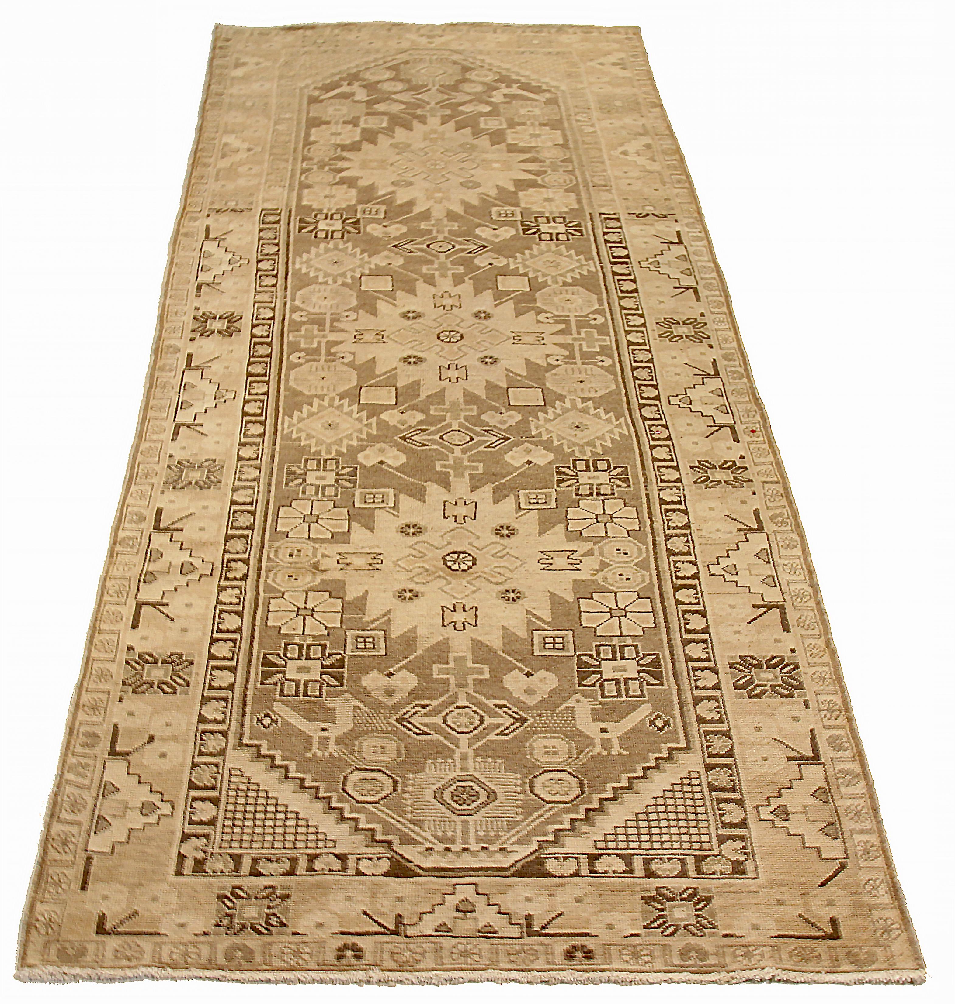 Antiker persischer Teppich, handgewebt aus feinster Schafswolle. Es ist mit natürlichen pflanzlichen Farbstoffen gefärbt, die für Menschen und Haustiere sicher sind. Es ist ein traditionelles Malayer-Muster mit geometrischen Details auf einem