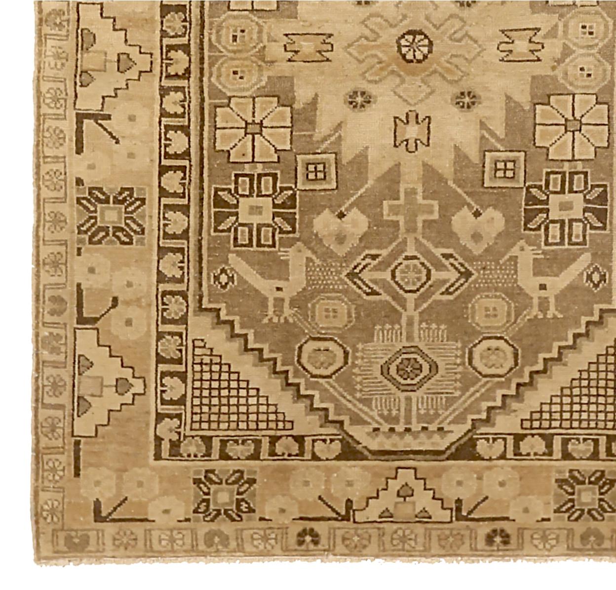Antiker persischer Malayer-Teppich mit geometrischen Mustern auf elfenbeinfarbenem Feld (Persisch) im Angebot
