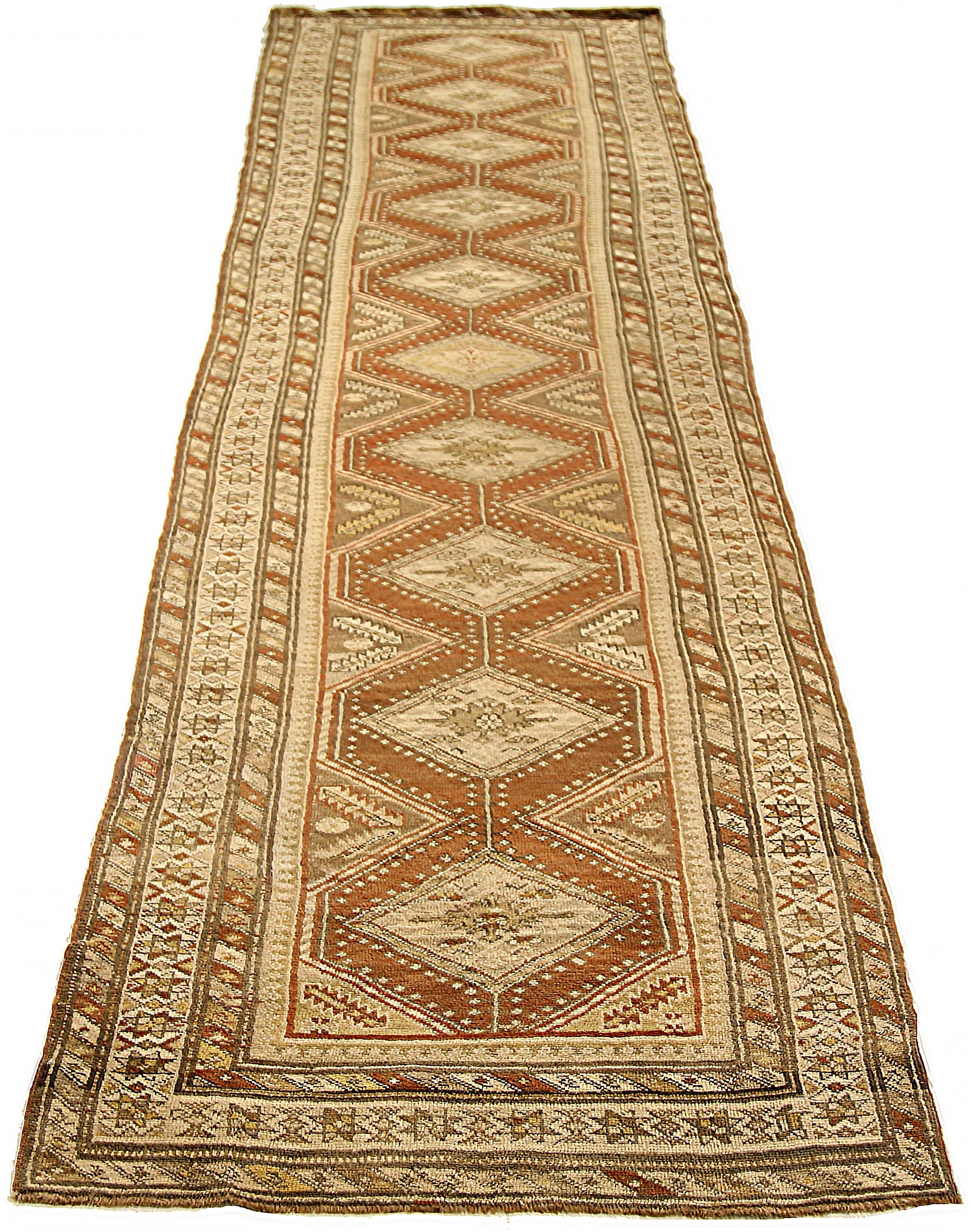 Tapis de course persan ancien tissé à la main à partir de la meilleure laine de mouton. Il est coloré avec des colorants végétaux entièrement naturels, sans danger pour les humains et les animaux de compagnie. Il s'agit d'un motif traditionnel