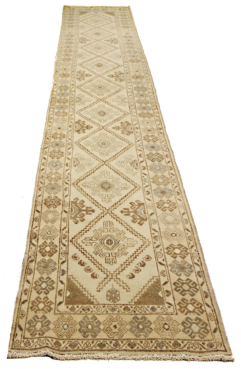Antiker persischer Läufer, handgewebt aus feinster Schafwolle und gefärbt mit natürlichen pflanzlichen Farbstoffen, die für Menschen und Haustiere sicher sind. Es ist ein traditionelles Malayer-Muster mit grauen und braunen geometrischen Medaillons
