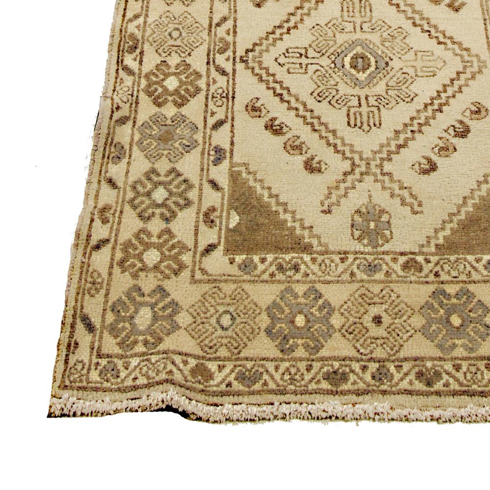 Antiker persischer Malayer-Läufer mit grauen und braunen geometrischen Medaillons (Handgewebt) im Angebot