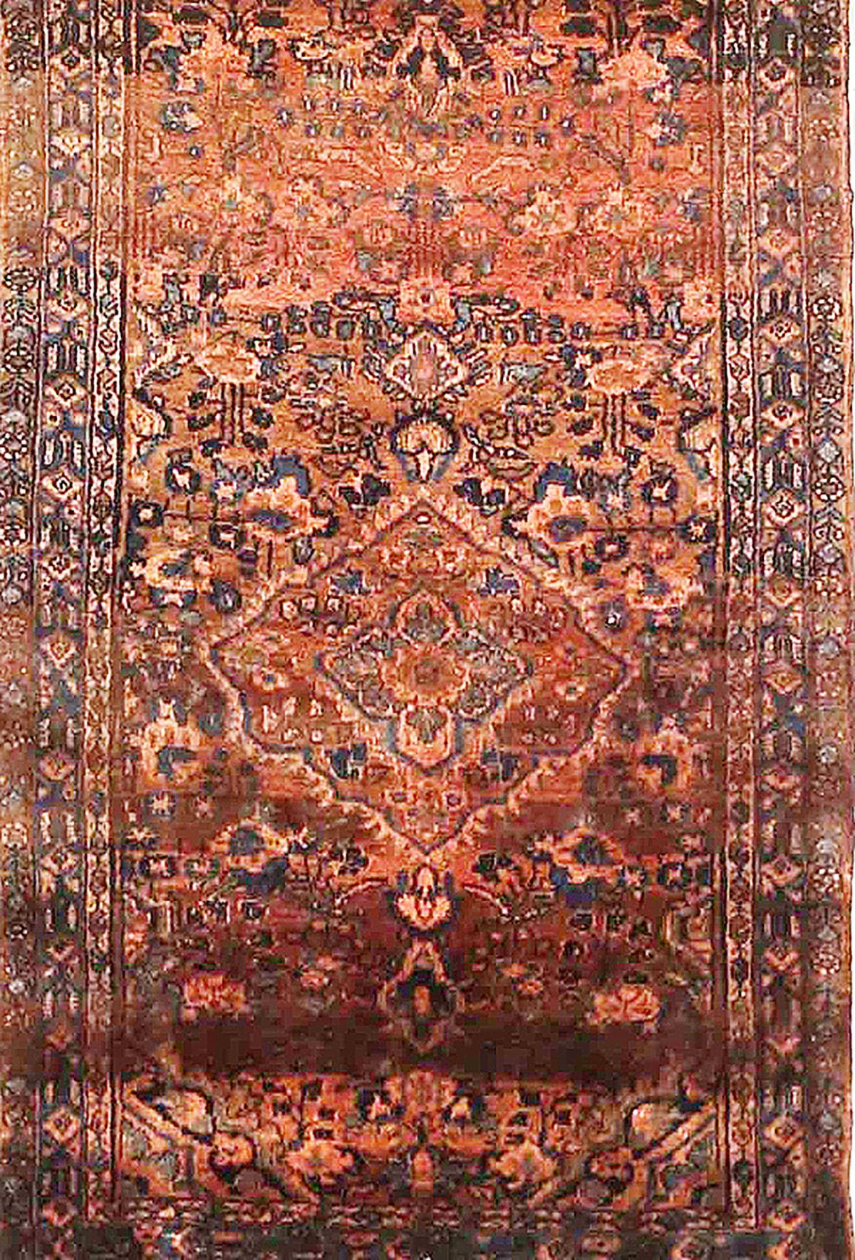 Perse Tapis de course persan ancien Malayer avec détails floraux noirs et bleus sur toute la surface en vente