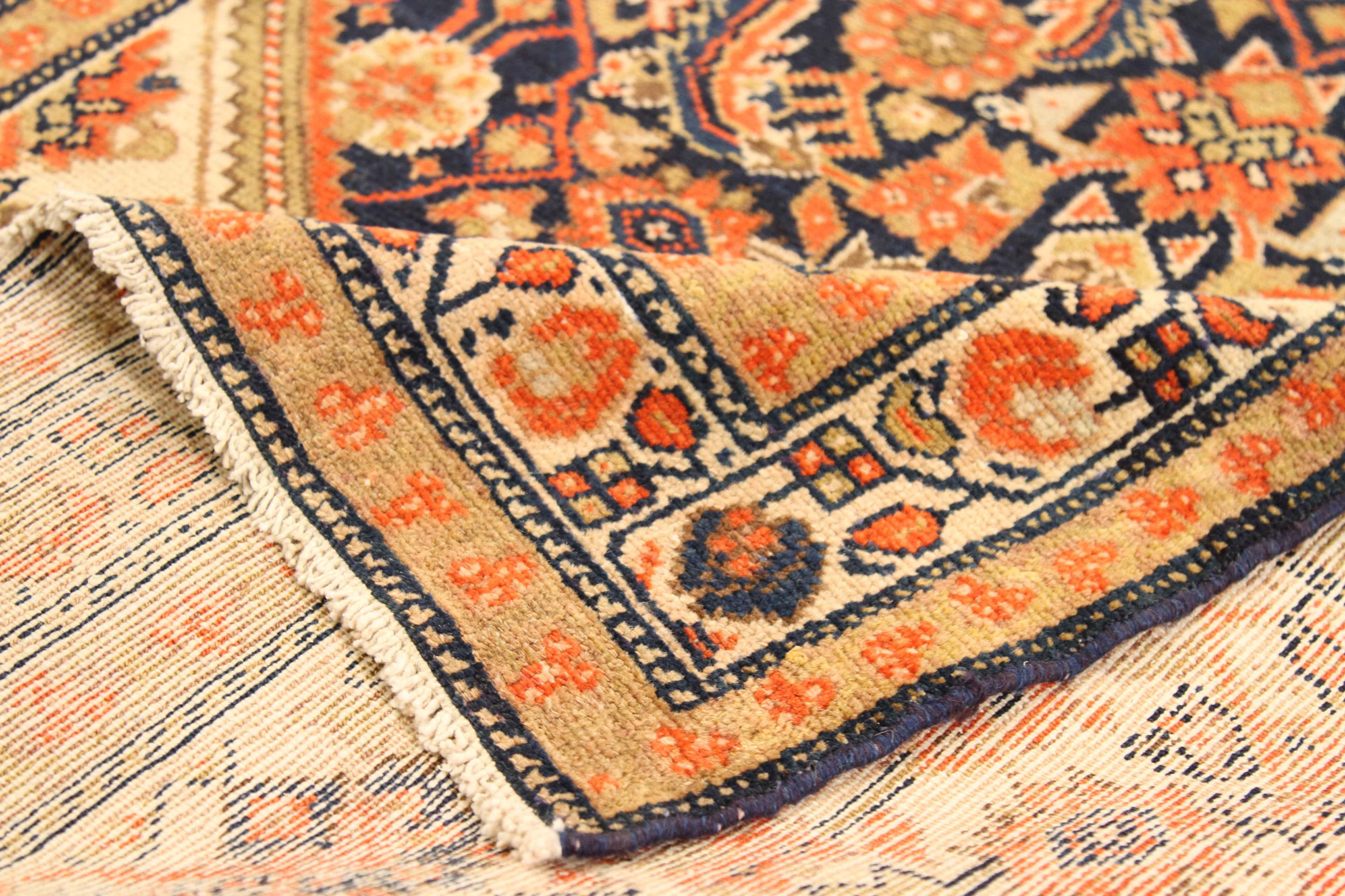 Perse Tapis de couloir persan ancien Malayer à motif floral bleu marine et orange sur fibre ivoire en vente