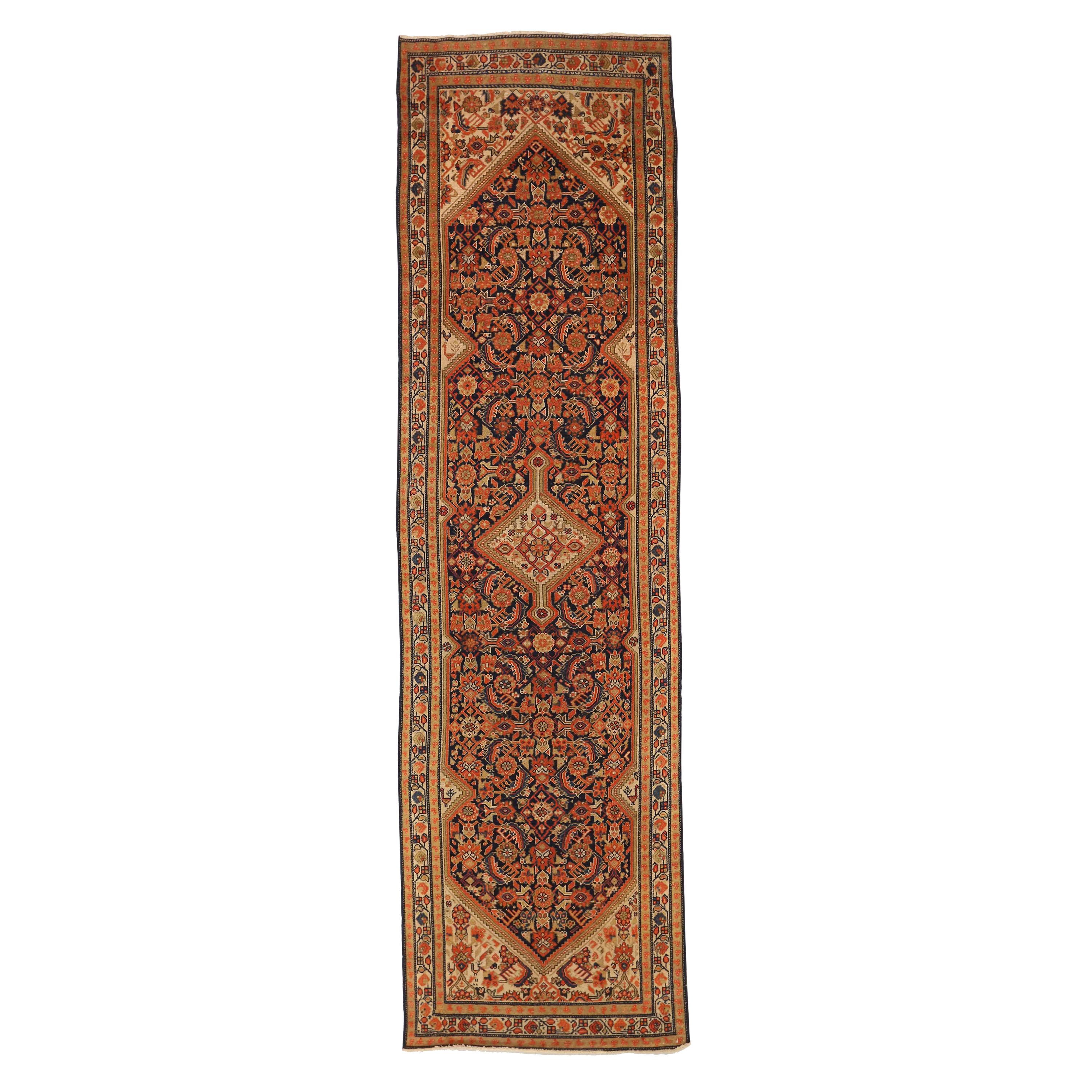 Tapis de couloir persan ancien Malayer à motif floral bleu marine et orange sur fibre ivoire