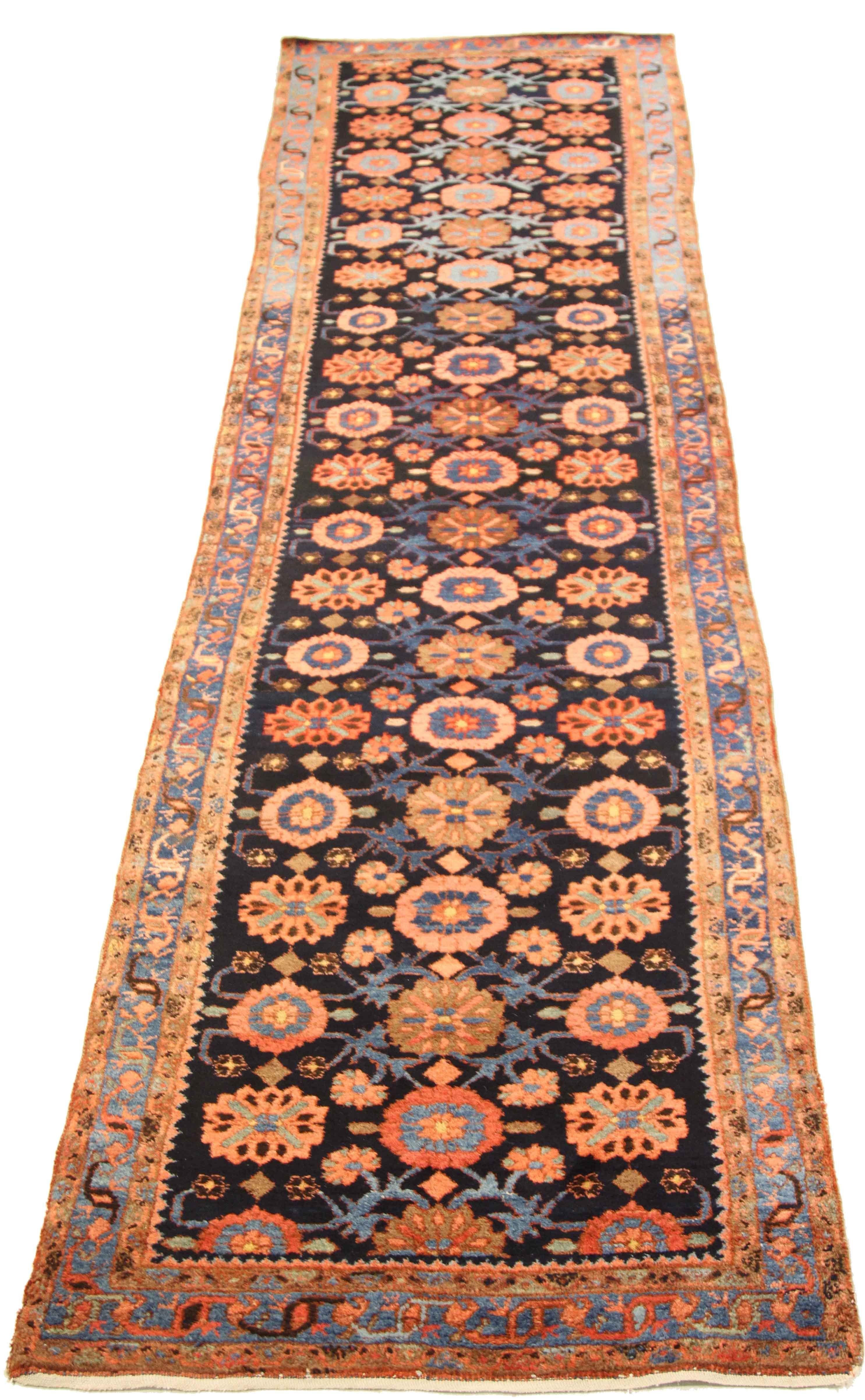 Tapis de course persan ancien tissé à la main à partir de la laine de mouton la plus fine et coloré avec des teintures végétales entièrement naturelles, sans danger pour les humains et les animaux domestiques. Il s'agit d'un motif traditionnel