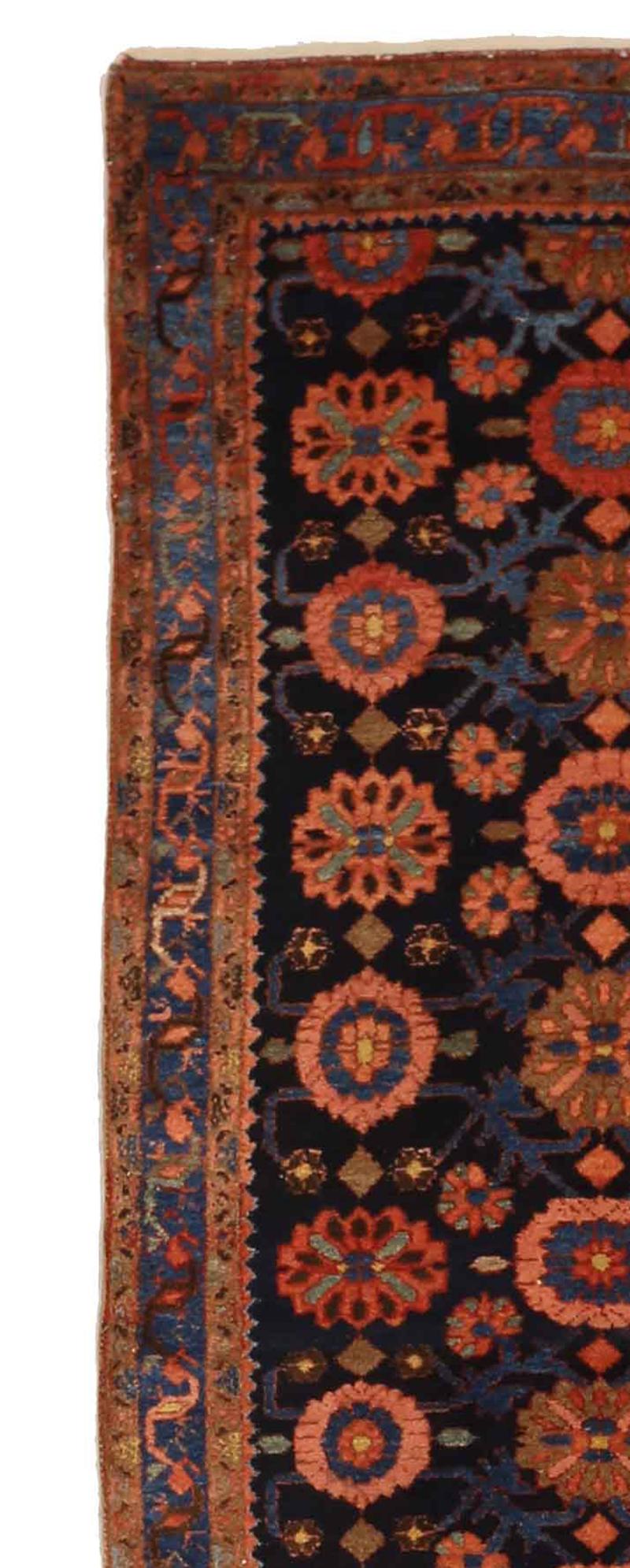 Oushak Tapis de couloir persan ancien Malayer avec motif floral bleu marine et rouge sur fond noir en vente