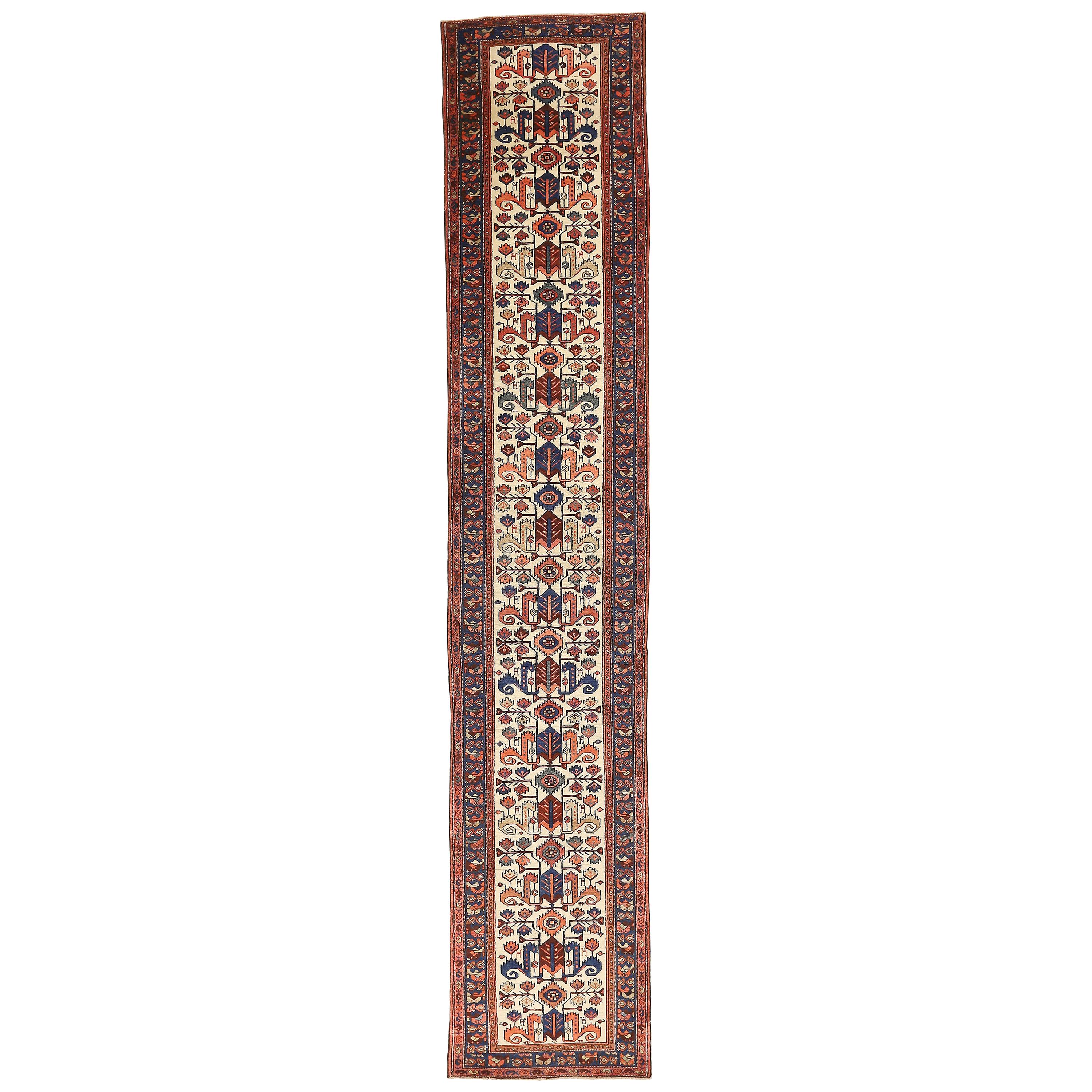 Tapis de course persan Malayer avec motifs floraux rouges et marins sur fond ivoire