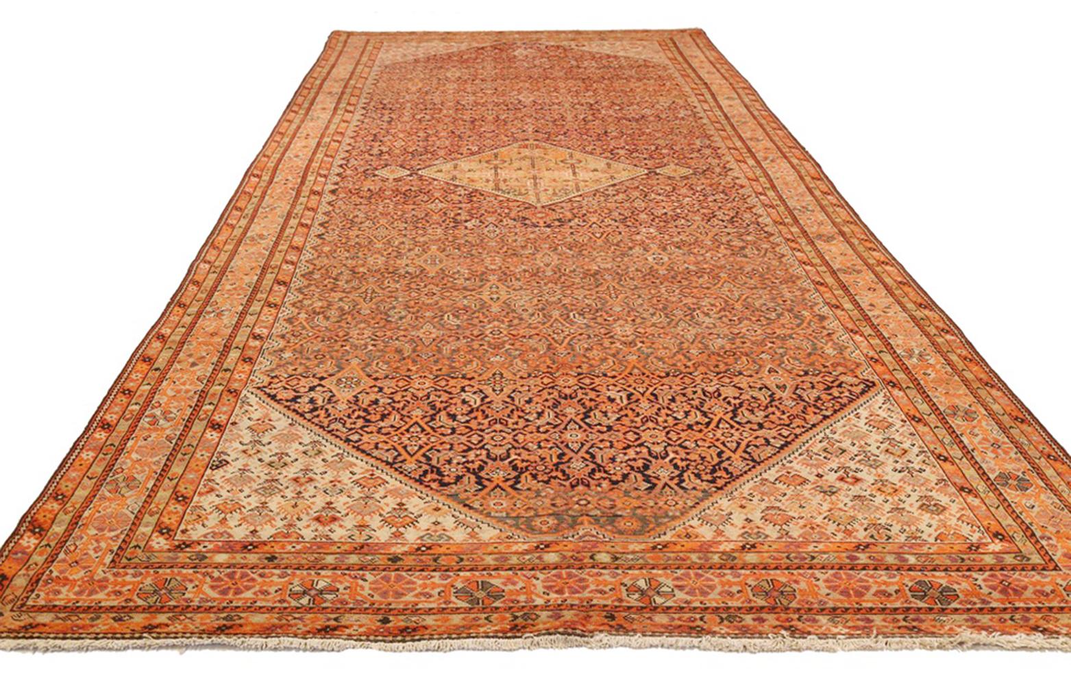 Antiker persischer Läufer, handgewebt aus feinster Schafwolle und gefärbt mit natürlichen pflanzlichen Farbstoffen, die für Menschen und Haustiere sicher sind. Es handelt sich um ein traditionelles Malayer-Design mit roten und schwarzen