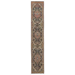 Tapis de couloir persan ancien Malayer avec détails floraux rouges et bleus sur toute la surface