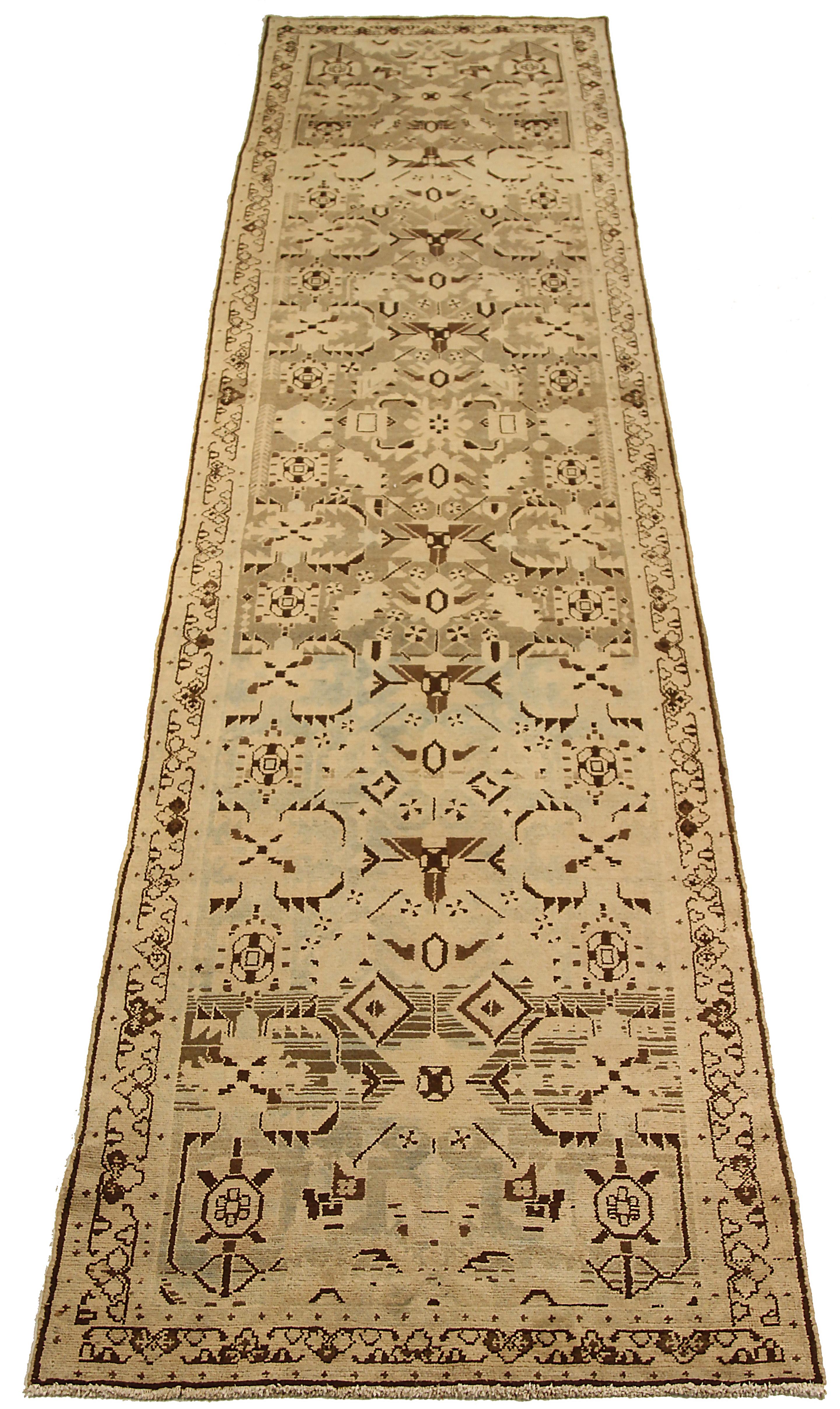 Tapis de course persan ancien tissé à la main à partir de la meilleure laine de mouton. Il est coloré avec des colorants végétaux entièrement naturels, sans danger pour les humains et les animaux de compagnie. Il s'agit d'un modèle traditionnel