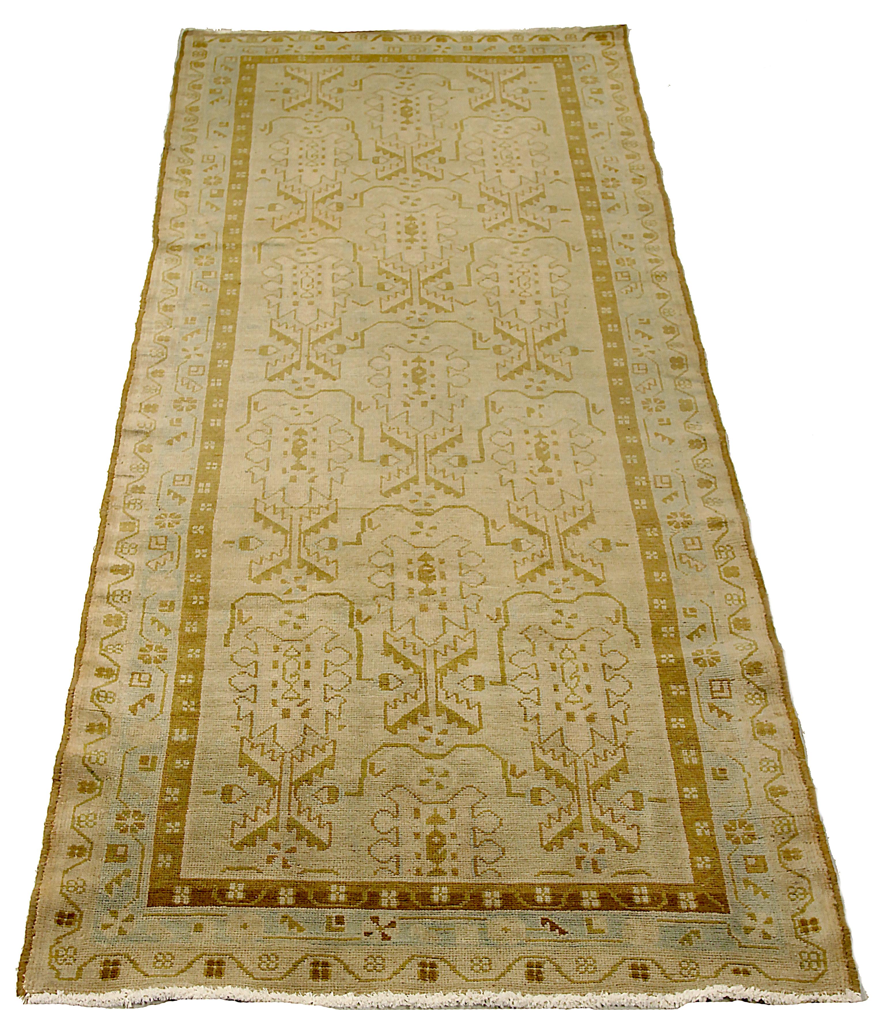 Tapis de course persan ancien tissé à la main à partir de la meilleure laine de mouton. Il est coloré avec des colorants végétaux entièrement naturels, sans danger pour les humains et les animaux de compagnie. Il s'agit d'un modèle traditionnel de