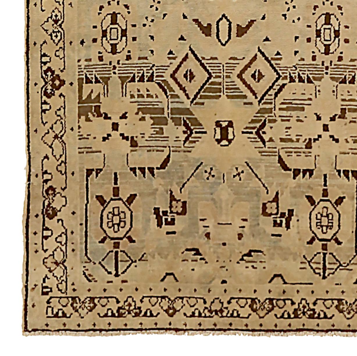 Perse Tapis de couloir persan ancien Malayer à motifs tribaux dans un champ beige en vente