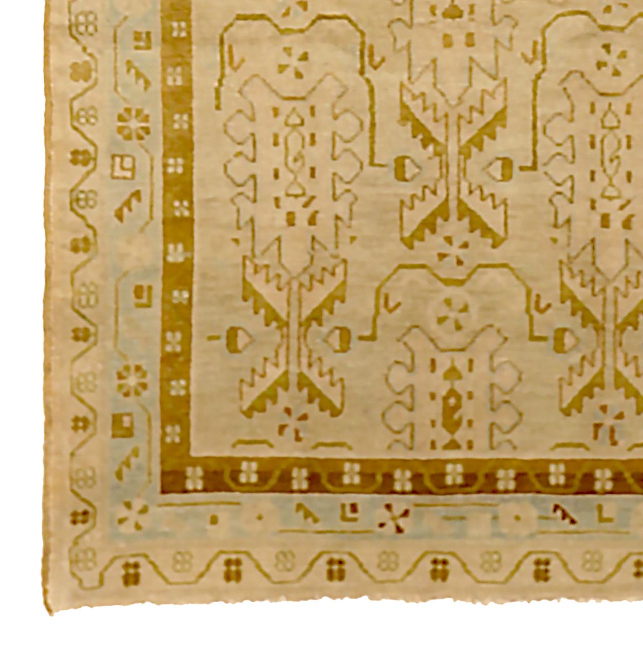 Perse Tapis de couloir persan ancien Malayer à motifs tribaux dans un champ beige en vente