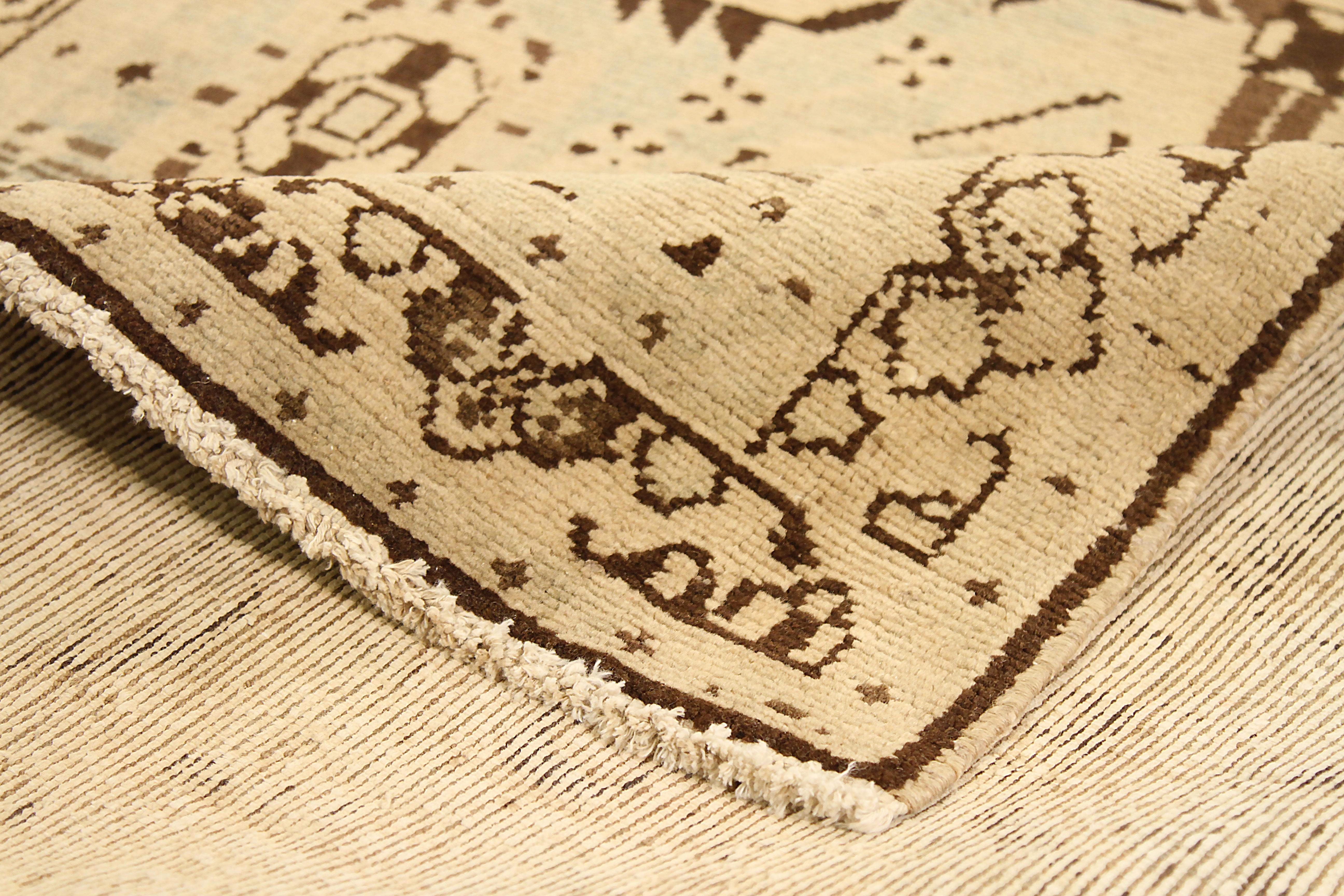 Tissé à la main Tapis de couloir persan ancien Malayer à motifs tribaux dans un champ beige en vente