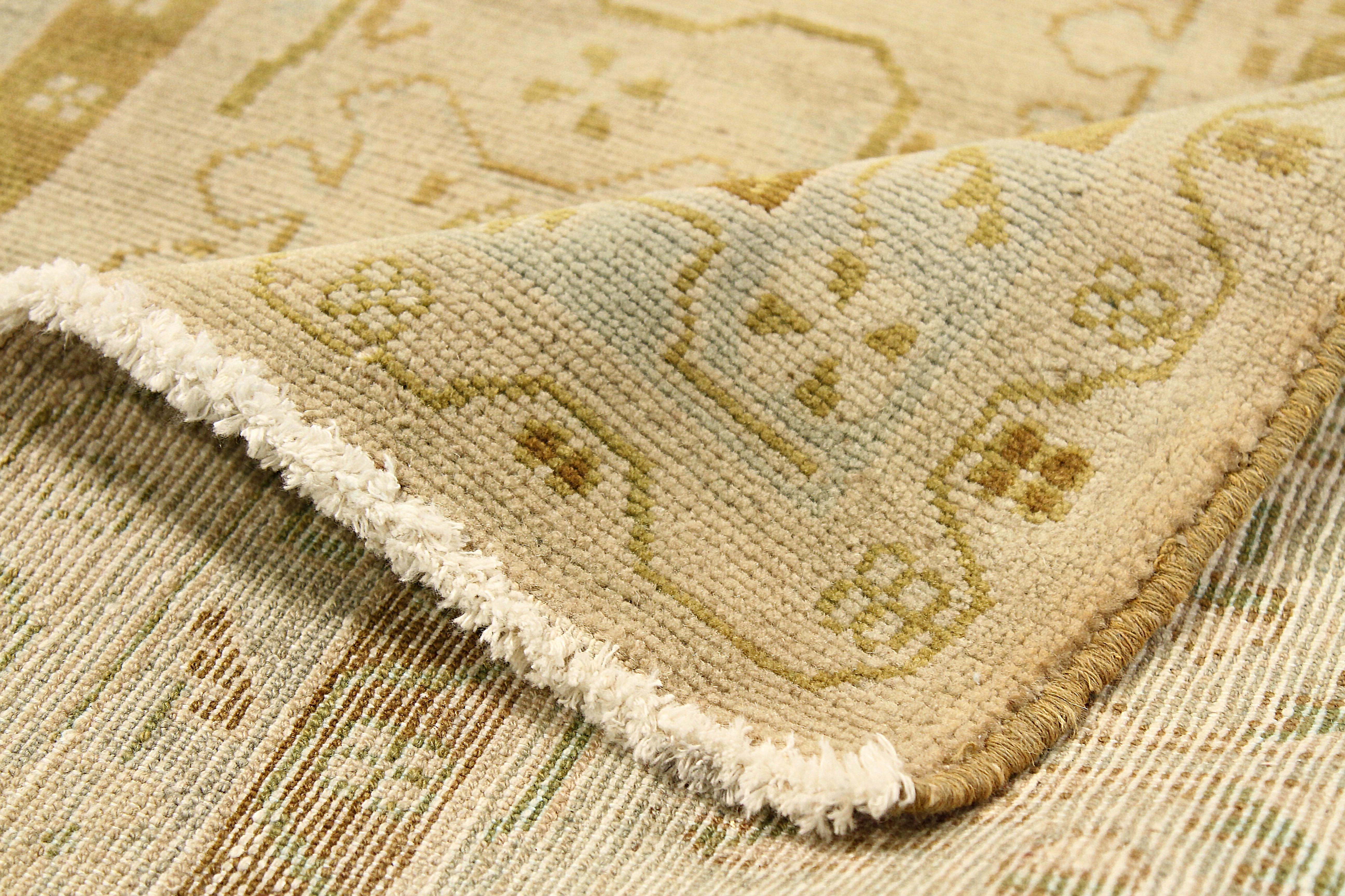 Tissé à la main Tapis de couloir persan ancien Malayer à motifs tribaux dans un champ beige en vente