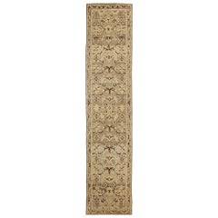 Tapis de couloir persan ancien Malayer à motifs tribaux dans un champ beige