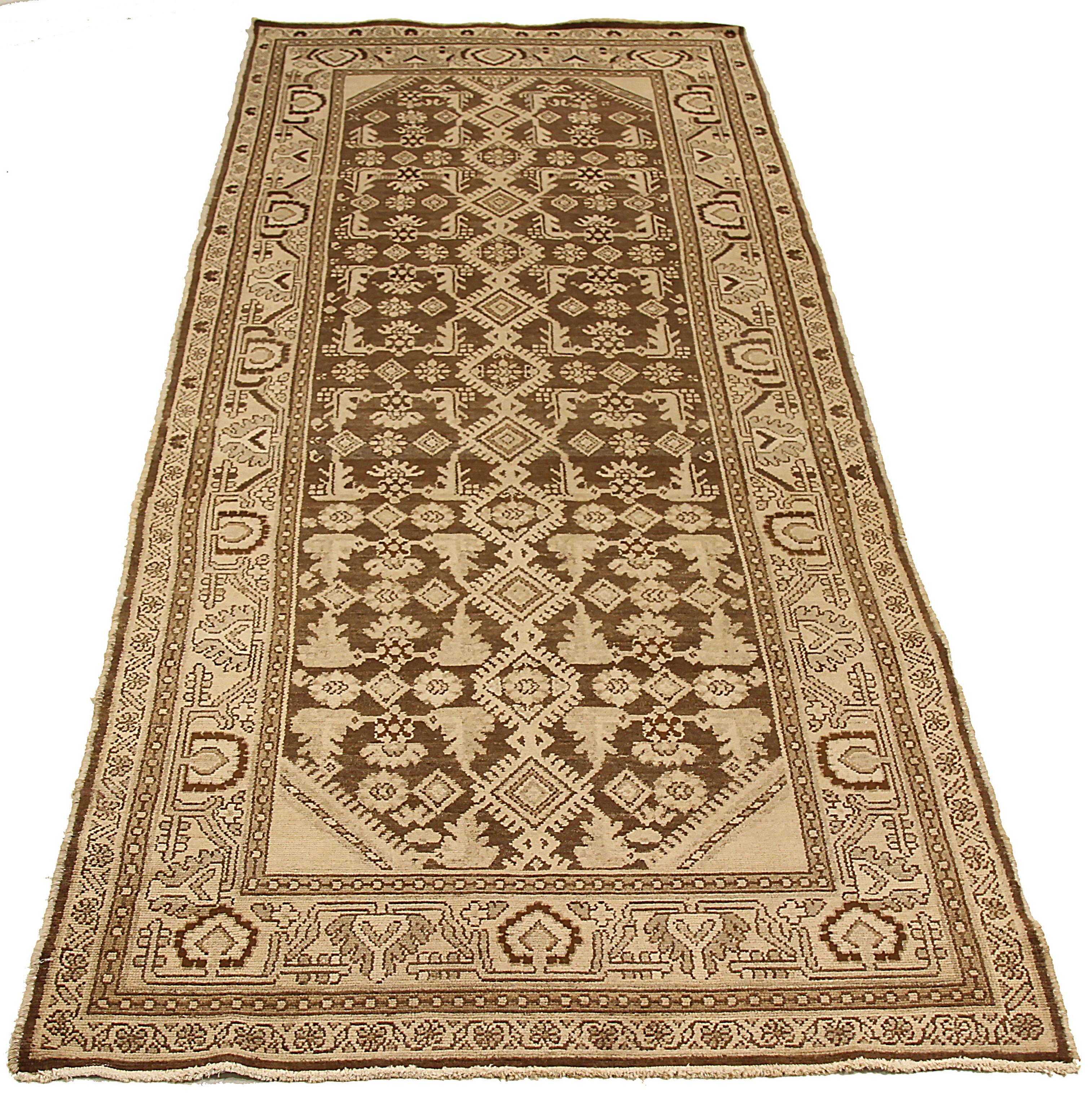 Antiker persischer Teppich, handgewebt aus feinster Schafswolle. Es ist mit natürlichen pflanzlichen Farbstoffen gefärbt, die für Menschen und Haustiere sicher sind. Es ist ein traditionelles Malayer-Muster mit Stammesmotiven auf einem braunen Feld.