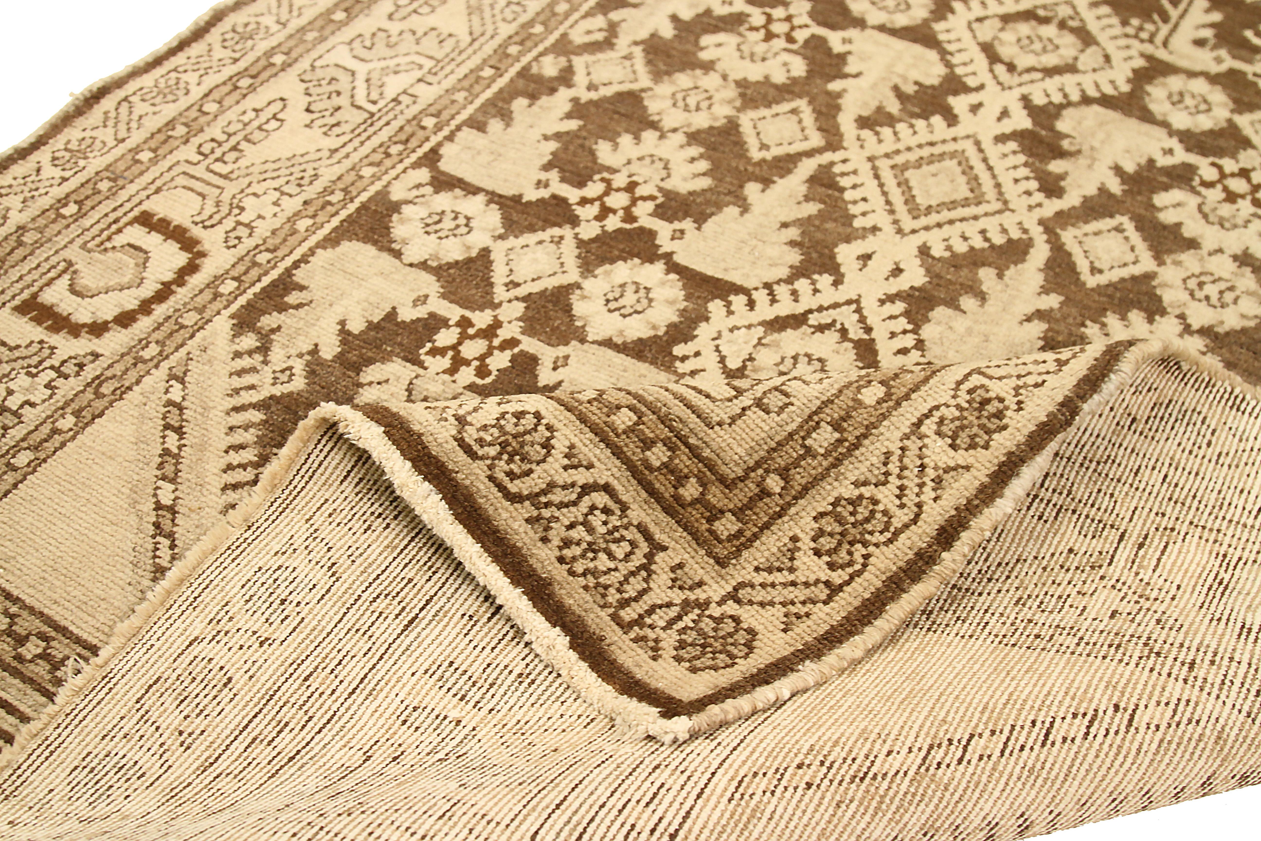 Antiker persischer Malayer-Teppich mit braunem Stammesmuster auf braunem Feld (Handgewebt) im Angebot