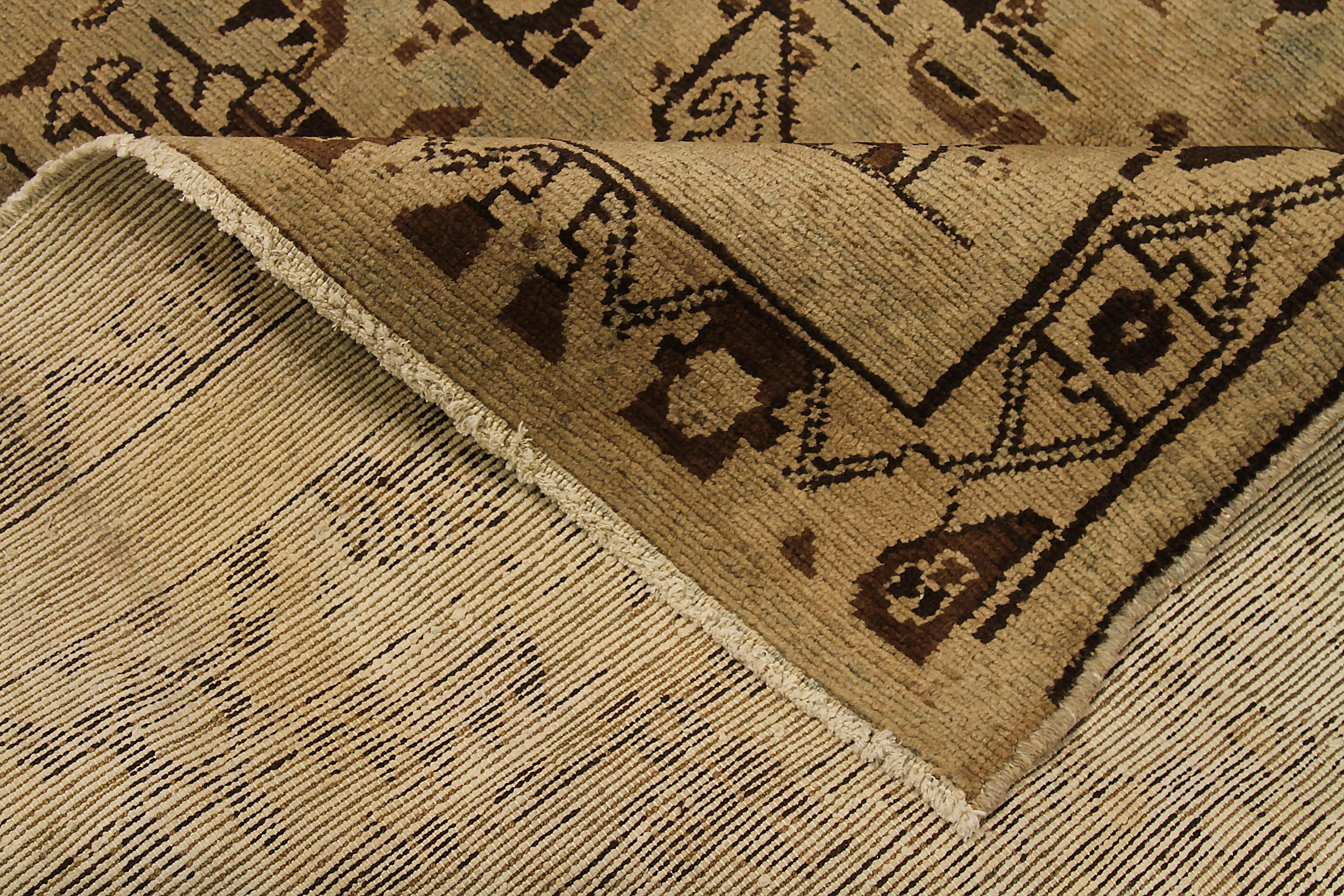 Tissé à la main Tapis persan ancien Malayer avec motif tribal sur fond brun en vente