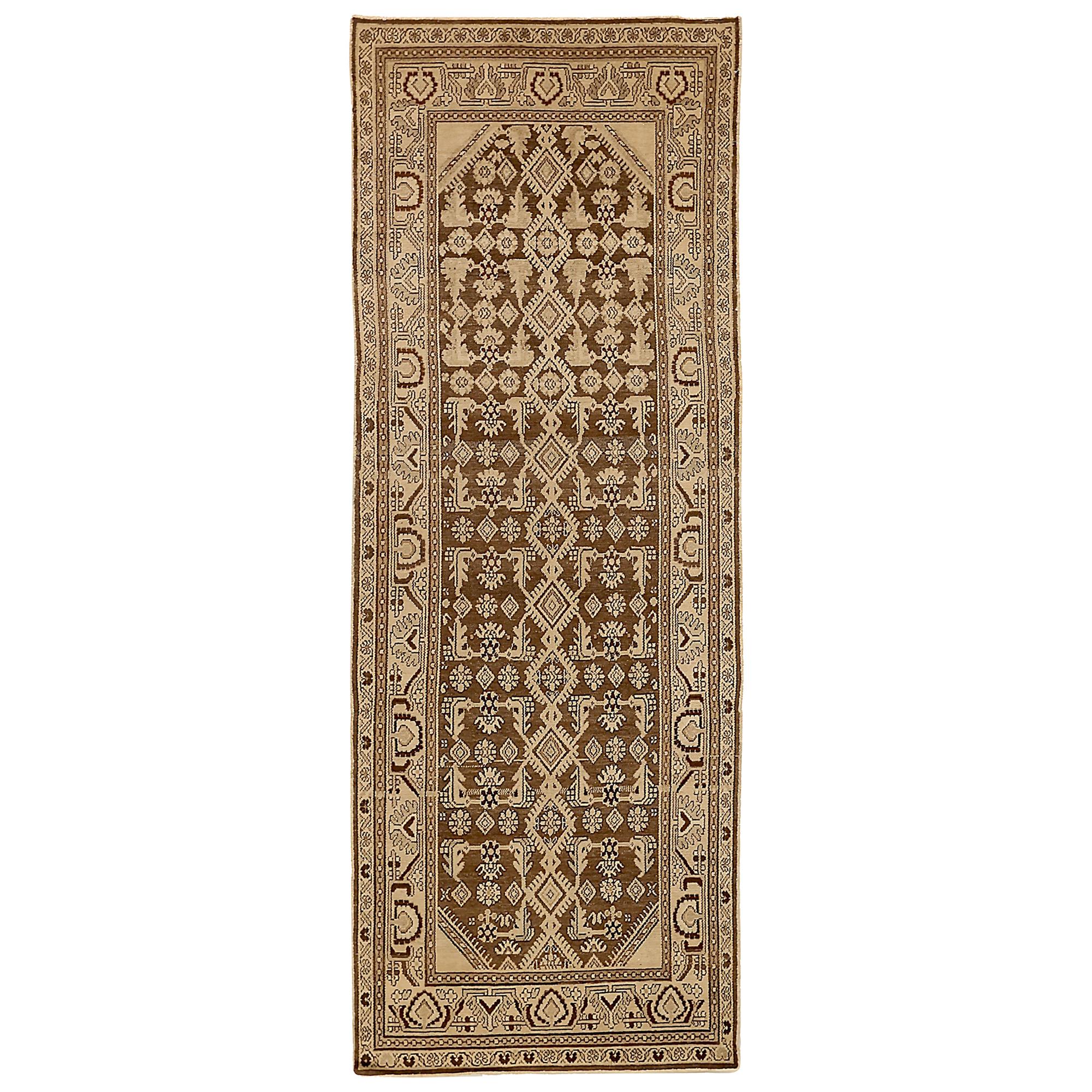 Antiker persischer Malayer-Teppich mit braunem Stammesmuster auf braunem Feld im Angebot