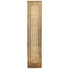 Tapis de couloir persan ancien Malayer à motifs tribaux sur fond ivoire